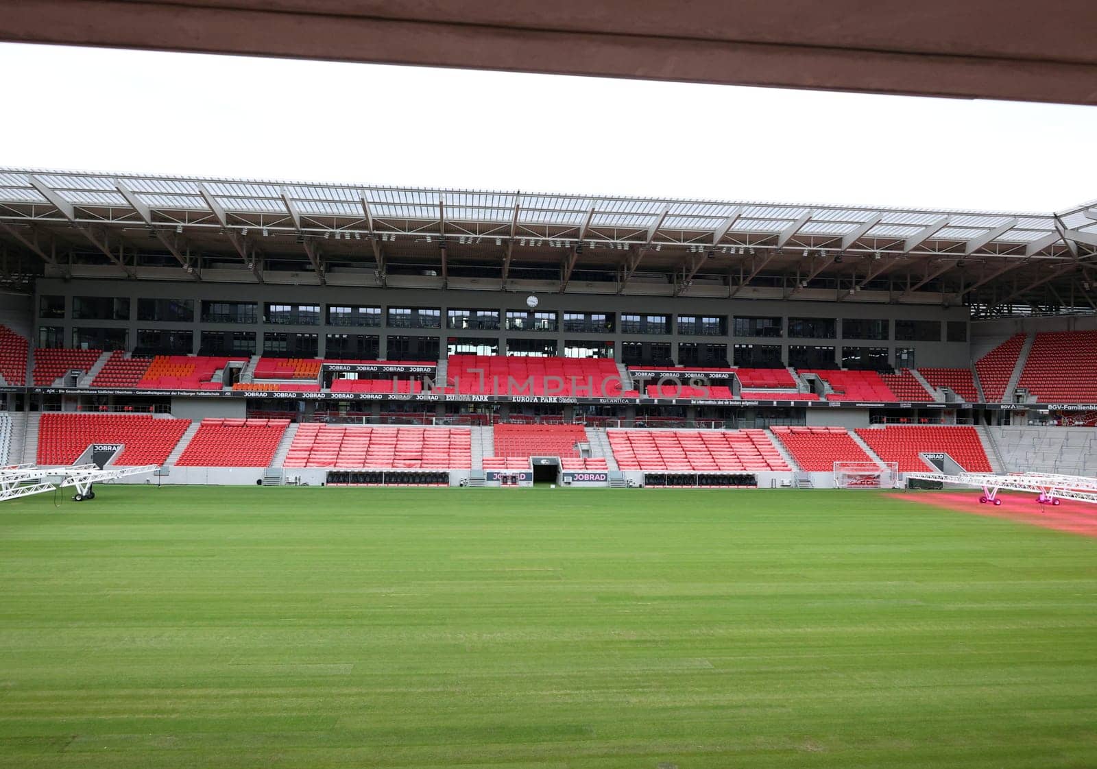 SC Freiburg used the international break to replace the turf at the Europa Park Stadium. After the stadium was put into operation in 2021,a new turf has now been laid. This Saturday with the Bundesliga home game against FC Augsburg (kick-off,15:30 CET),the new turf is to be played again.
