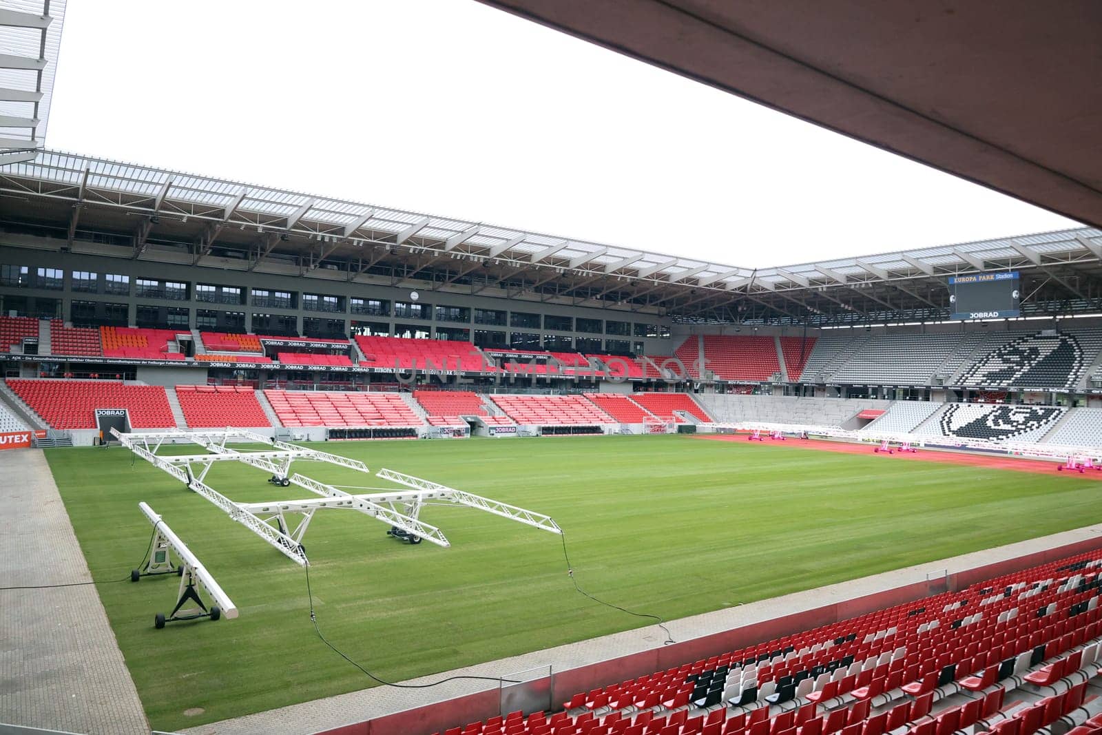 SC Freiburg used the international break to replace the turf at the Europa Park Stadium. After the stadium was put into operation in 2021,a new turf has now been laid. This Saturday with the Bundesliga home game against FC Augsburg (kick-off,15:30 CET),the new turf is to be played again.