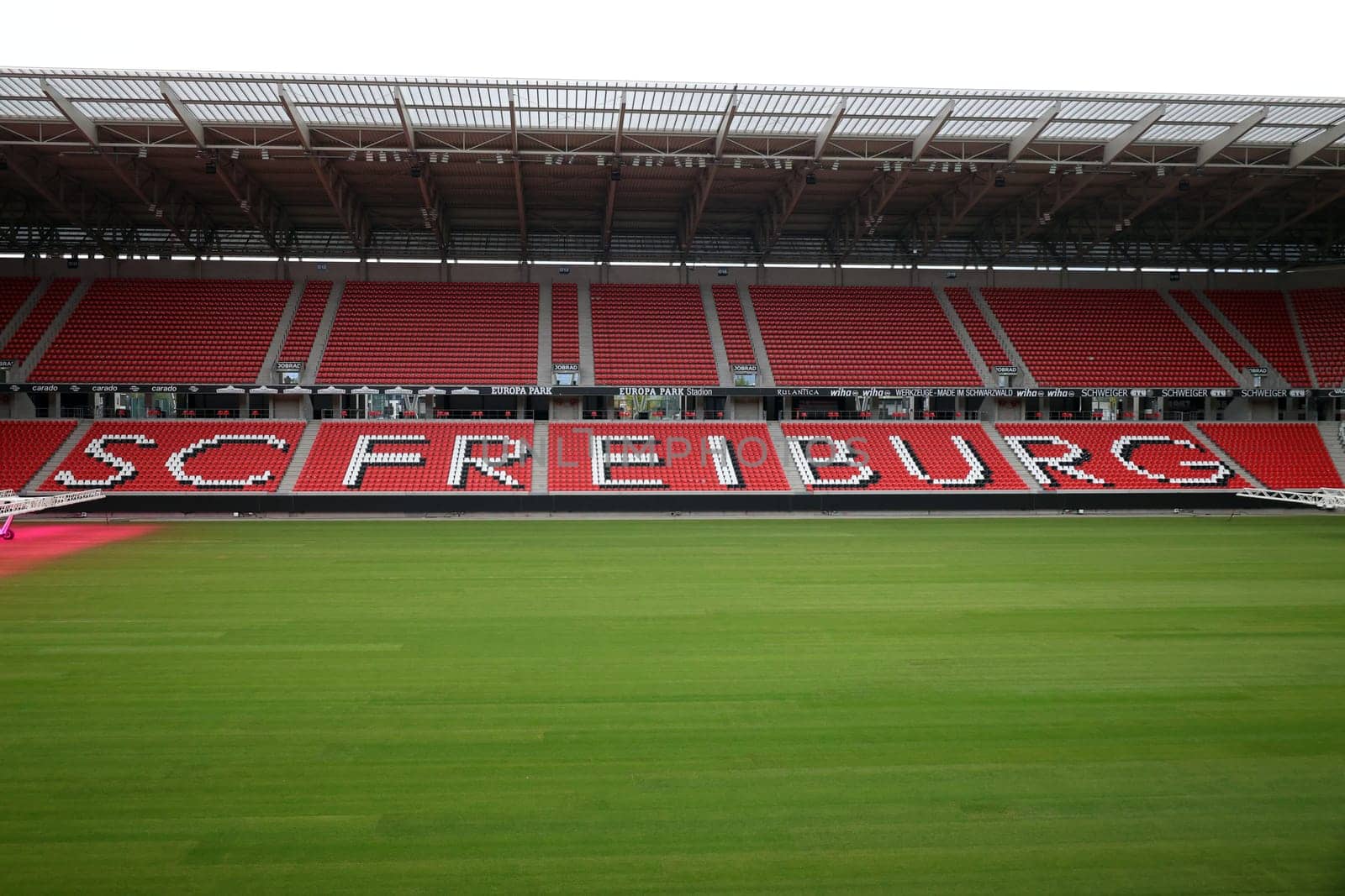 SC Freiburg used the international break to replace the turf at the Europa Park Stadium. After the stadium was put into operation in 2021,a new turf has now been laid. This Saturday with the Bundesliga home game against FC Augsburg (kick-off,15:30 CET),the new turf is to be played again.