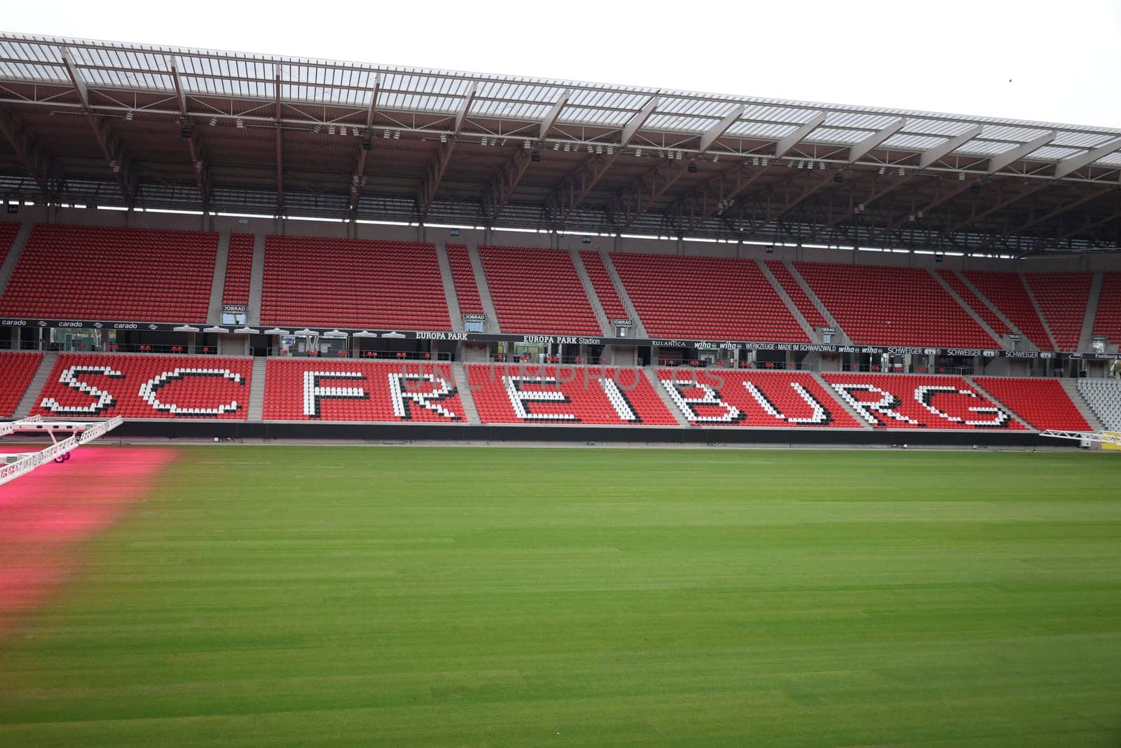 SC Freiburg used the international break to replace the turf at the Europa Park Stadium. After the stadium was put into operation in 2021,a new turf has now been laid. This Saturday with the Bundesliga home game against FC Augsburg (kick-off,15:30 CET),the new turf is to be played again.