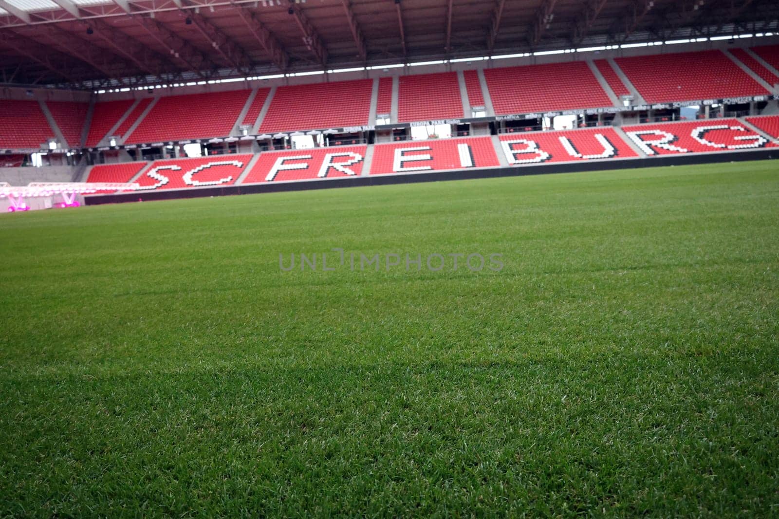 SC Freiburg used the international break to replace the turf at the Europa Park Stadium. After the stadium was put into operation in 2021,a new turf has now been laid. This Saturday with the Bundesliga home game against FC Augsburg (kick-off,15:30 CET),the new turf is to be played again.