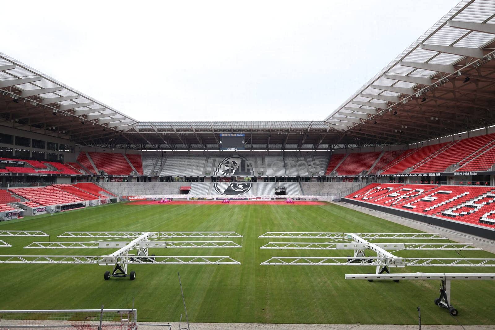 SC Freiburg used the international break to replace the turf at the Europa Park Stadium. After the stadium was put into operation in 2021,a new turf has now been laid. This Saturday with the Bundesliga home game against FC Augsburg (kick-off,15:30 CET),the new turf is to be played again.
