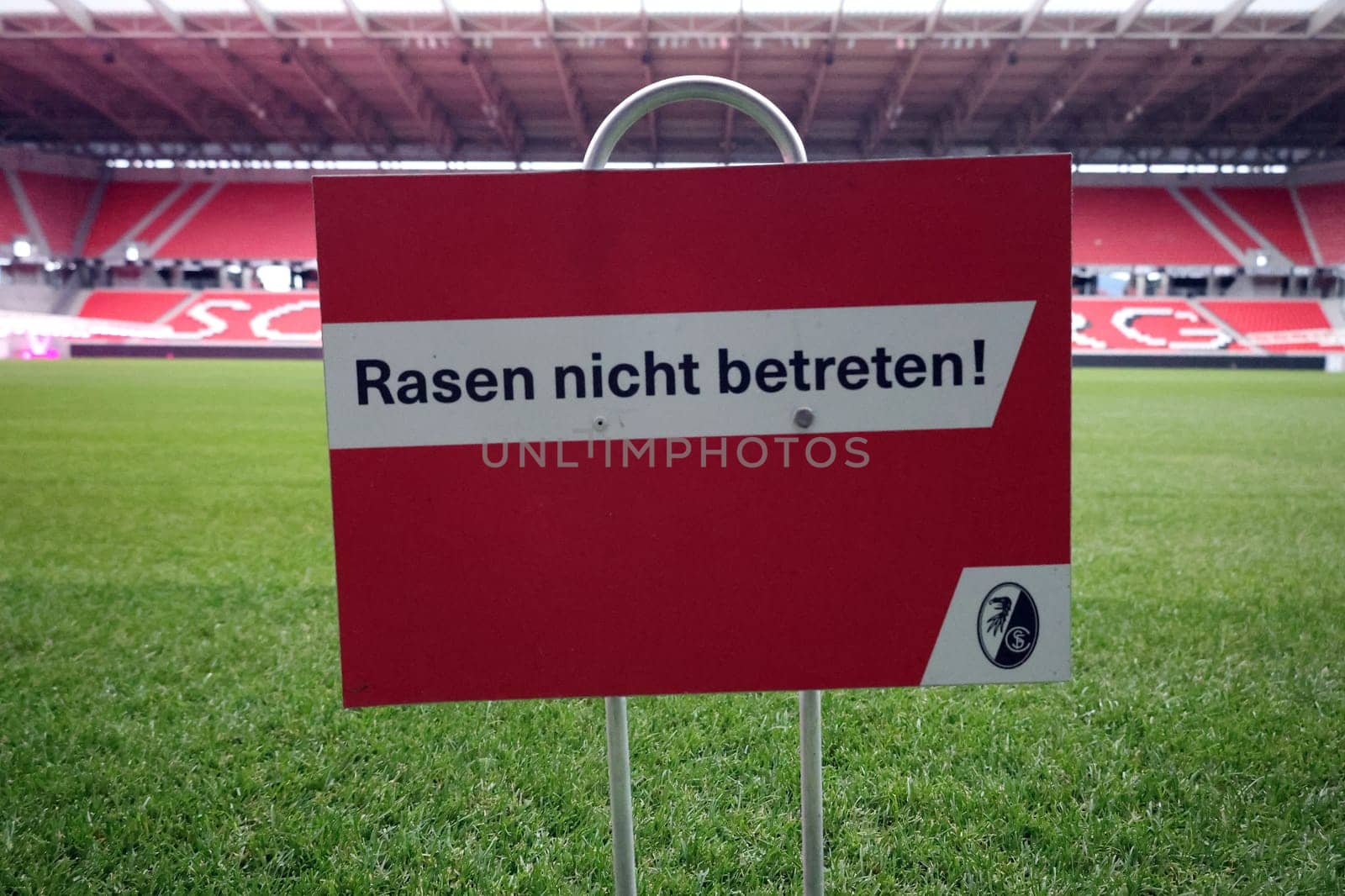 SC Freiburg used the international break to replace the turf at the Europa Park Stadium. After the stadium was put into operation in 2021,a new turf has now been laid. This Saturday with the Bundesliga home game against FC Augsburg (kick-off,15:30 CET),the new turf is to be played again.