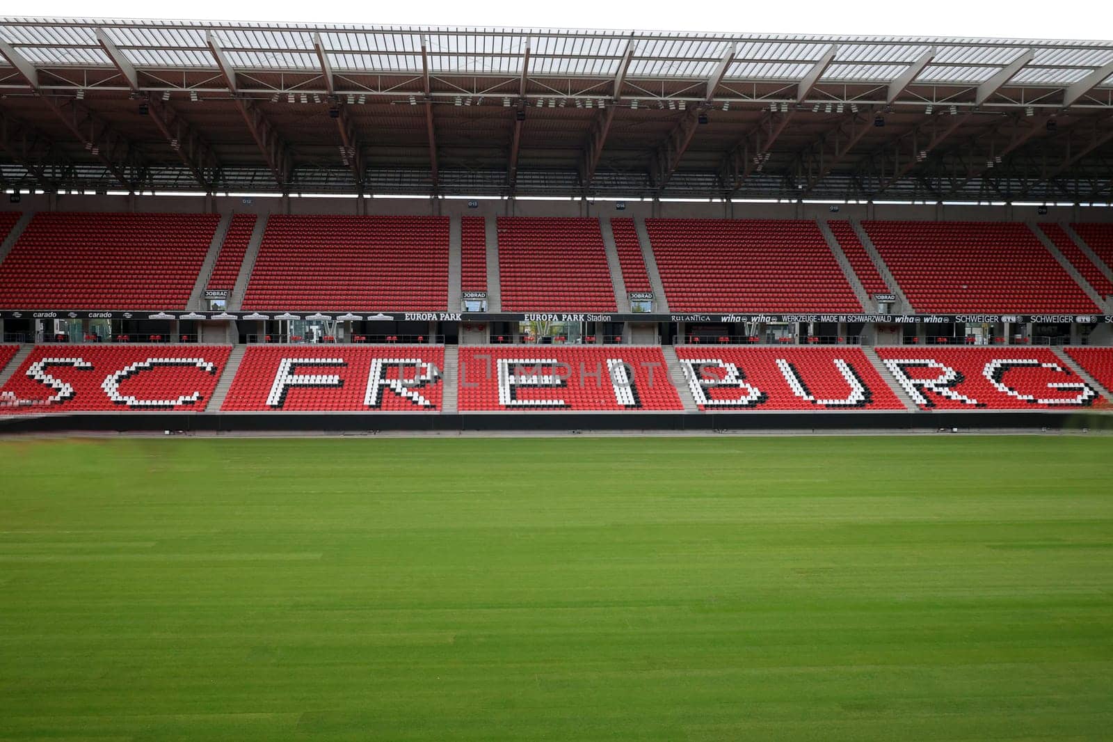 SC Freiburg used the international break to replace the turf at the Europa Park Stadium. After the stadium was put into operation in 2021,a new turf has now been laid. This Saturday with the Bundesliga home game against FC Augsburg (kick-off,15:30 CET),the new turf is to be played again.