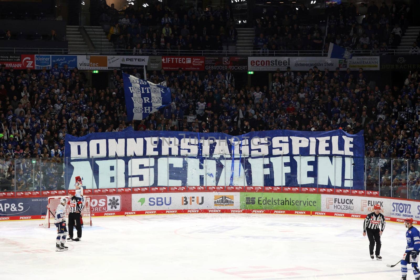 Fan protest: Abolish Thursday games,is written on a banner of the Schwenninger fans,plus confetti rain on the ice brings a game interruption in the game of the DEL 24-25,10th Sptg.: Schwenninger Wild Wings vs Iserlohn Roosters