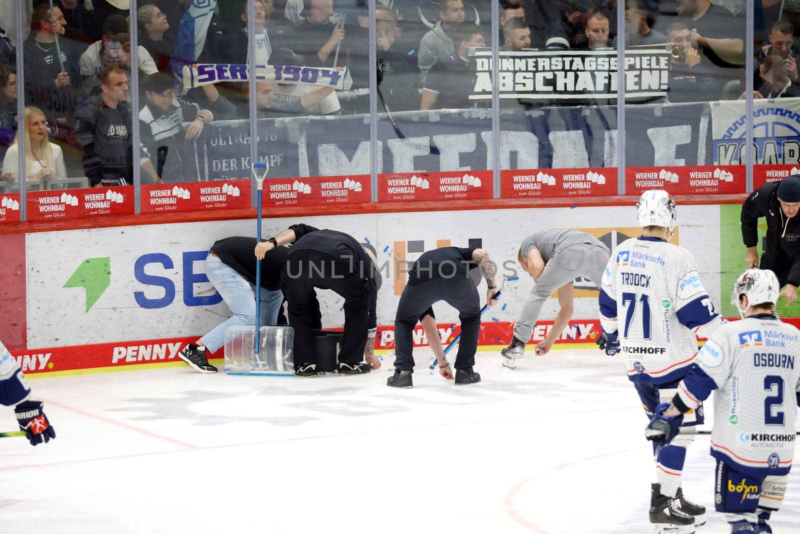 Fan protest and a lot of work for the ice champion: abolish Thursday games,is written on a banner of the Schwenningen fans,plus confetti rain on the ice brings a game interruption in the game of the DEL 24-25,10th Sptg.: Schwenninger Wild Wings vs Iserlohn Roosters