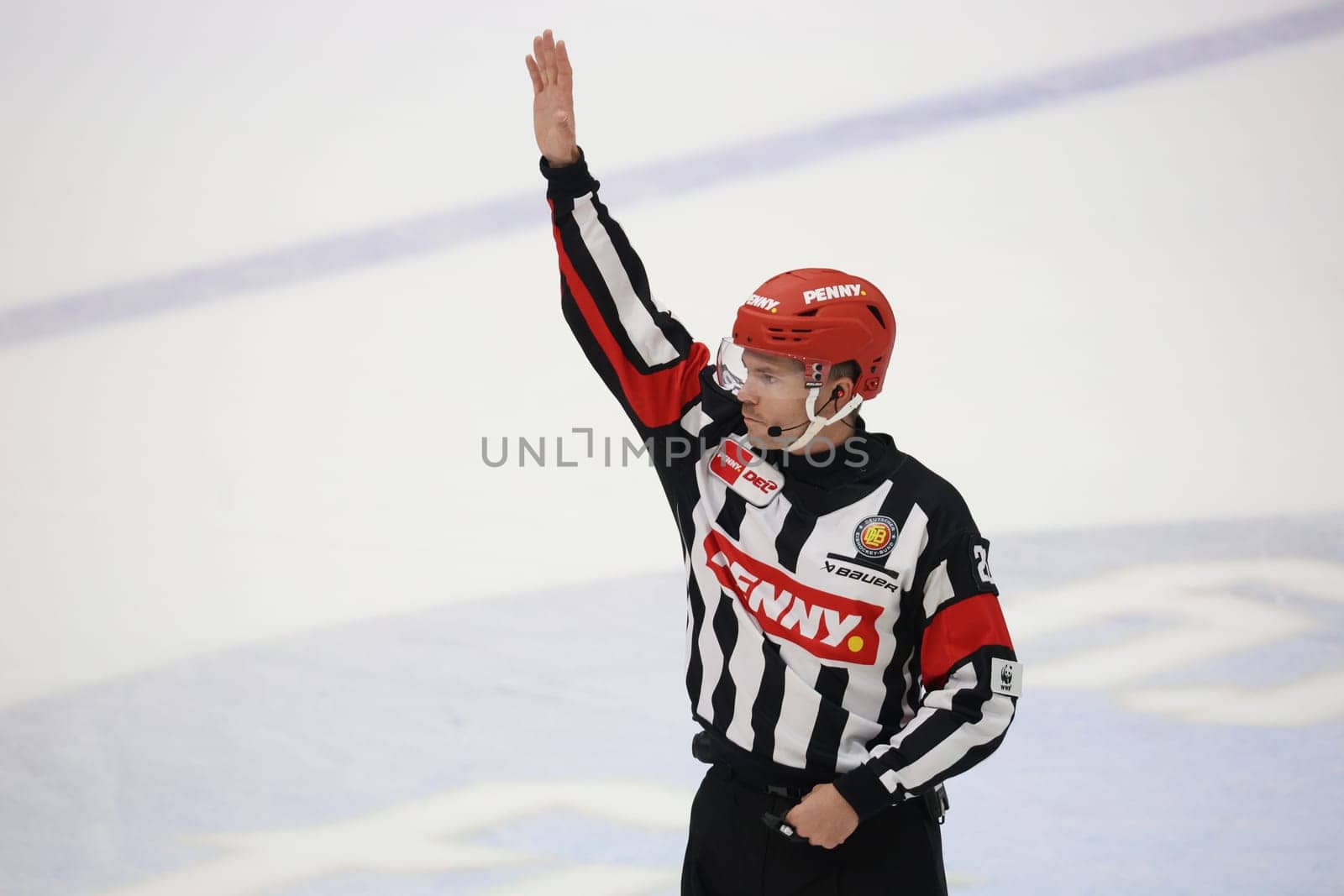 The ice hockey referee shows a time penalty in the game of the DEL 24-25,10th Sptg.: Schwenninger Wild Wings vs Iserlohn Roosters