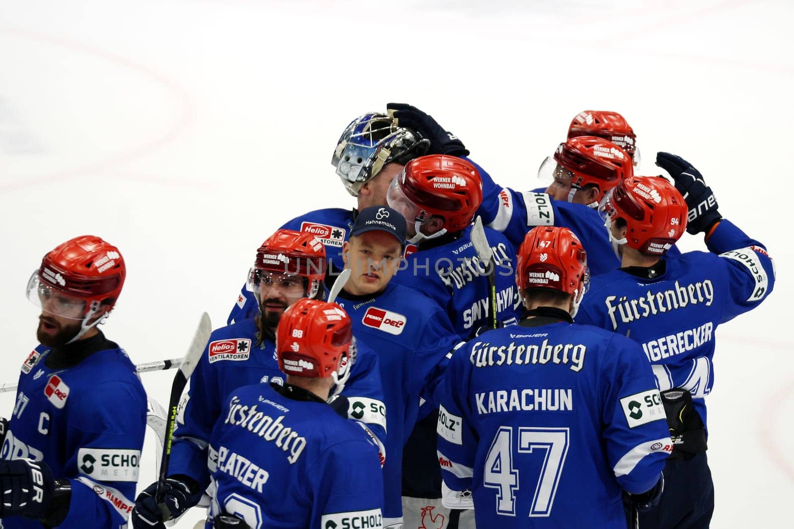 The players of the Wild Wings celebrate the goal scorer to the 2:1 victory,Zach Senyshyn (SERC Wild Wings) in the game of the DEL 24-25,10th Sptg.: Schwenninger Wild Wings vs Iserlohn Roosters