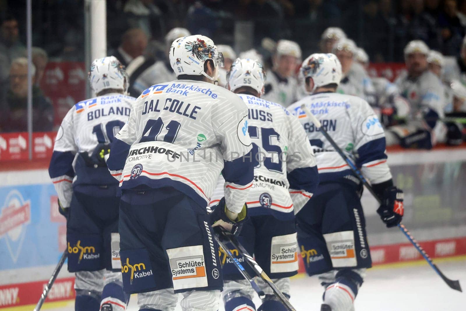 The Iserllohn players celebrate Zach Osburn's 1-0 lead shortly before the first period break in the DEL 24-25 game,10th Sptg.: Schwenninger Wild Wings vs Iserlohn Roosters