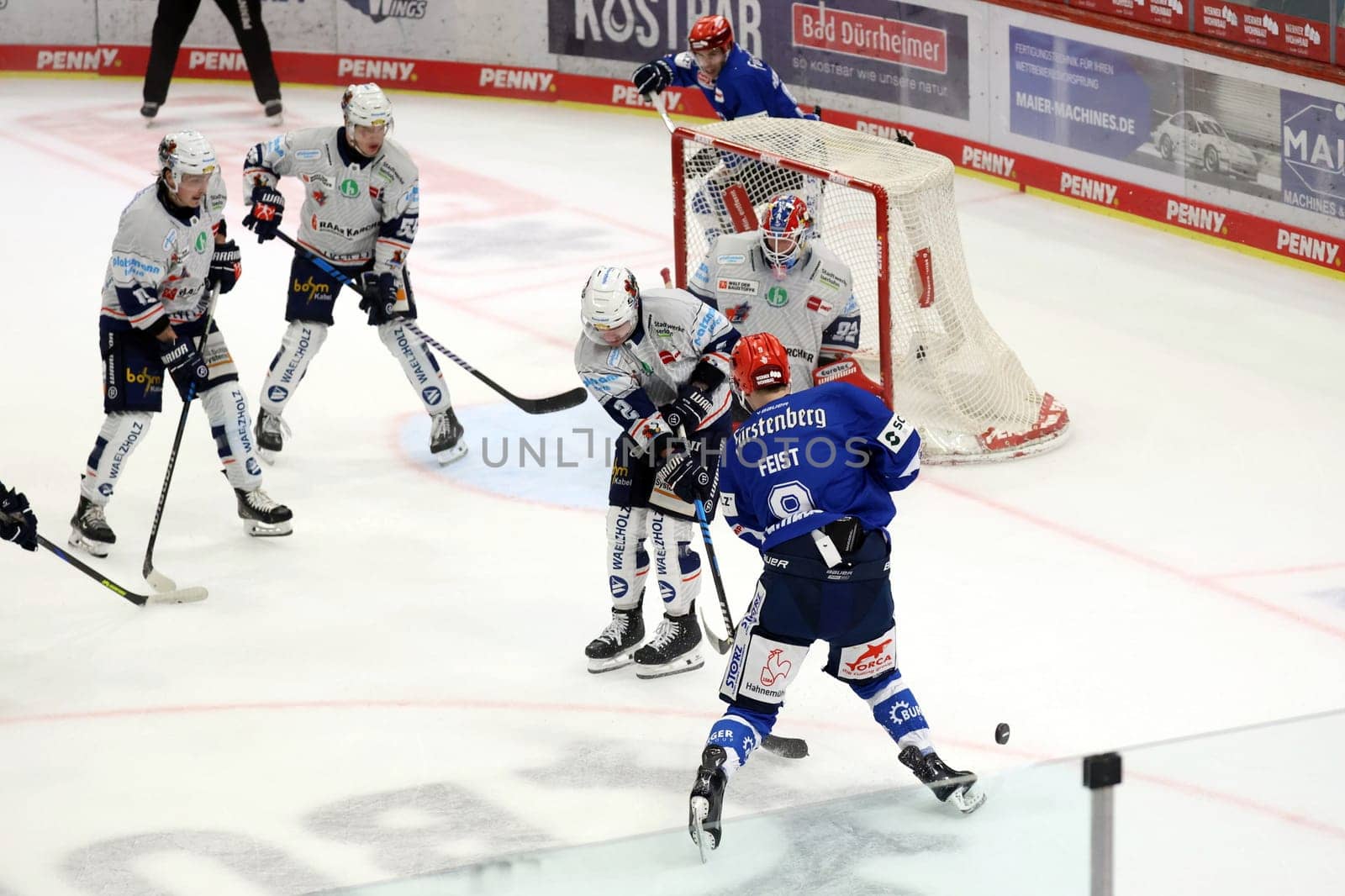 Against the compact Iserlohner Roosters,the Wild Wings,like Philip Feist (SERC Wild Wings) here,rarely got through in the DEL 24-25,10th Sptg.: Schwenninger Wild Wings vs Iserlohn Roosters