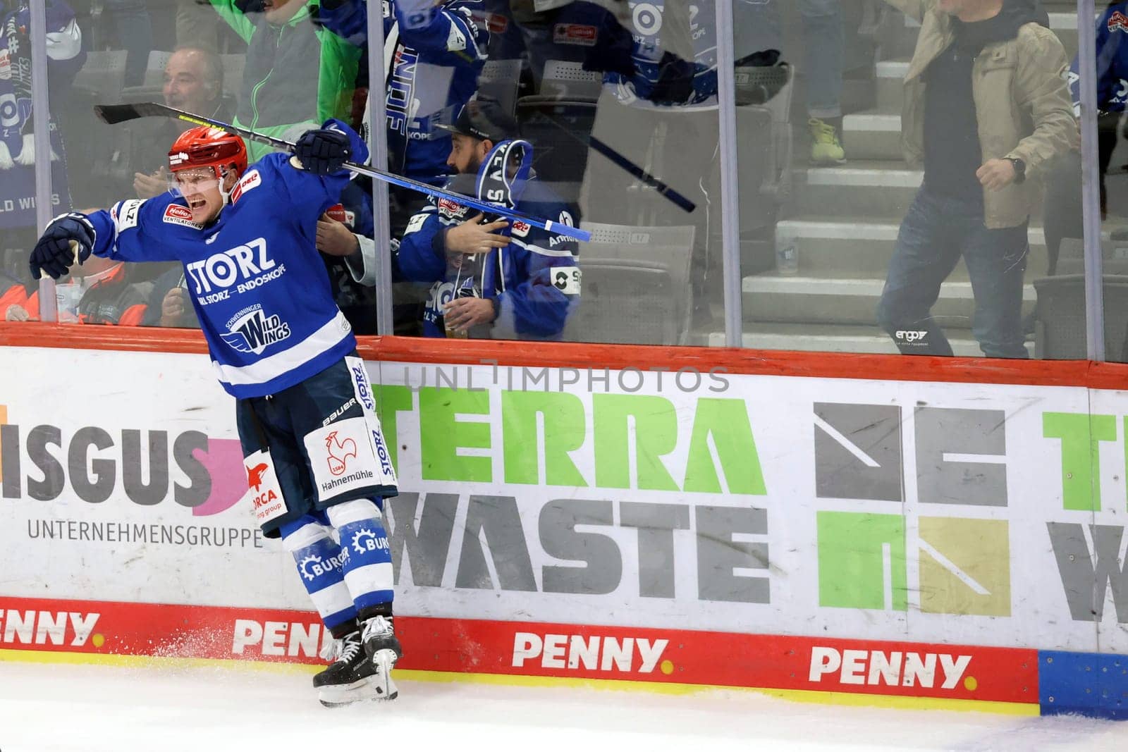 Nice to take off: Teemu Pulkkinen (SERC Wild Wings) celebrates the 1:1 equalizer in the game of the DEL 24-25,10th Sptg.: Schwenninger Wild Wings vs Iserlohn Roosters