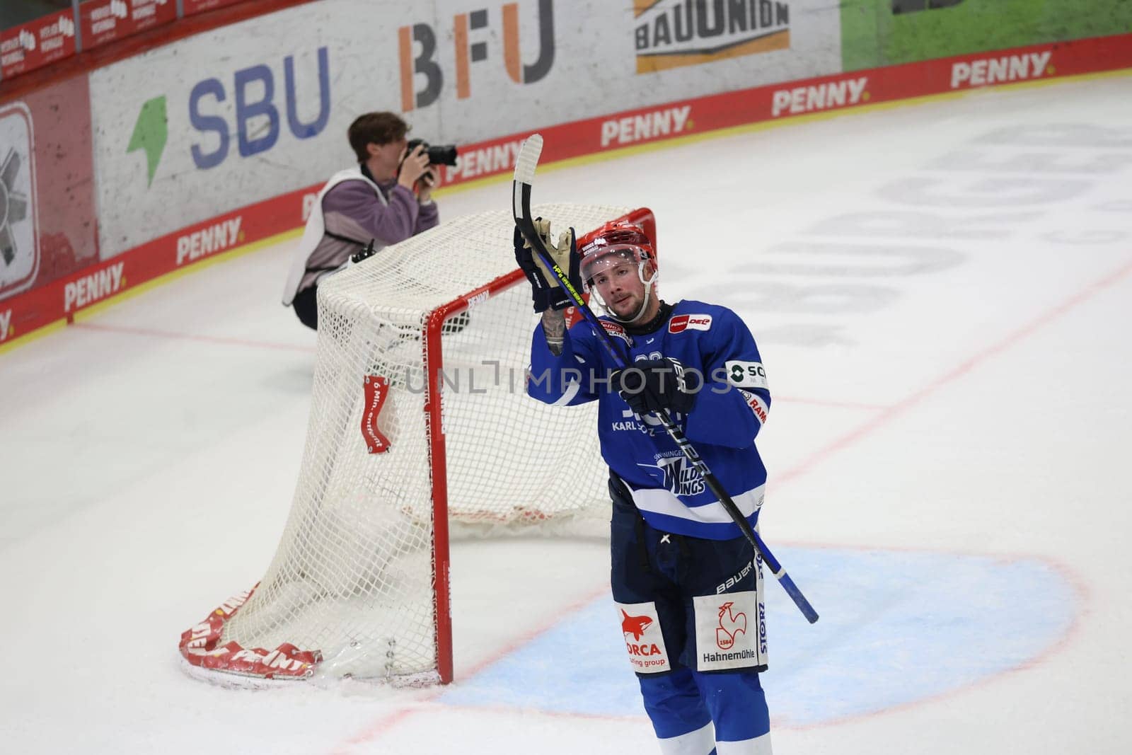 Zach Senyshyn (SERC Wild Wings) was the celebrated hero after his goal to make it 2-1 in overtime in the DEL 24-25 game,10th Sptg.: Schwenninger Wild Wings vs Iserlohn Roosters