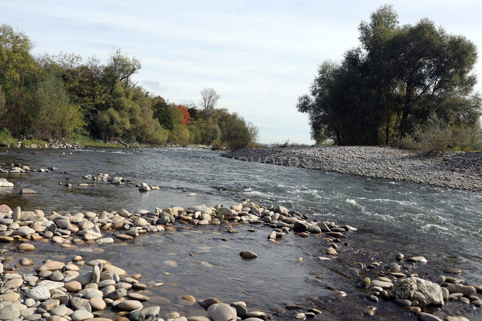 Autumn atmosphere at the Isteiner Schwellen on the Rhine near Efringen-Kirchen (Lörrach district). In bright sunshine,numerous excursionists from Germany and abroad took advantage of the beautiful late summer weather on Sunday to take a trip to the Rhine.