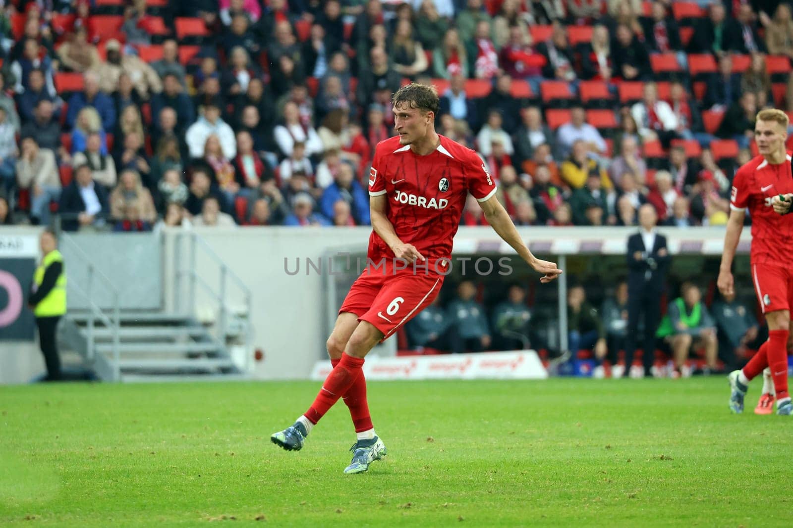 Patrick Osterhage (SC Freiburg) at the match of the 1st FBL: 24-25: 1st FBL: 24-25: 7th Sptg. SC Freiburg - FC Augsburg  DFL REGULATIONS PROHIBIT ANY USE OF PHOTOGRAPHS AS IMAGE SEQUENCES AND/OR QUASI-VIDEONann  Photo: Joachim Hahne/johapress