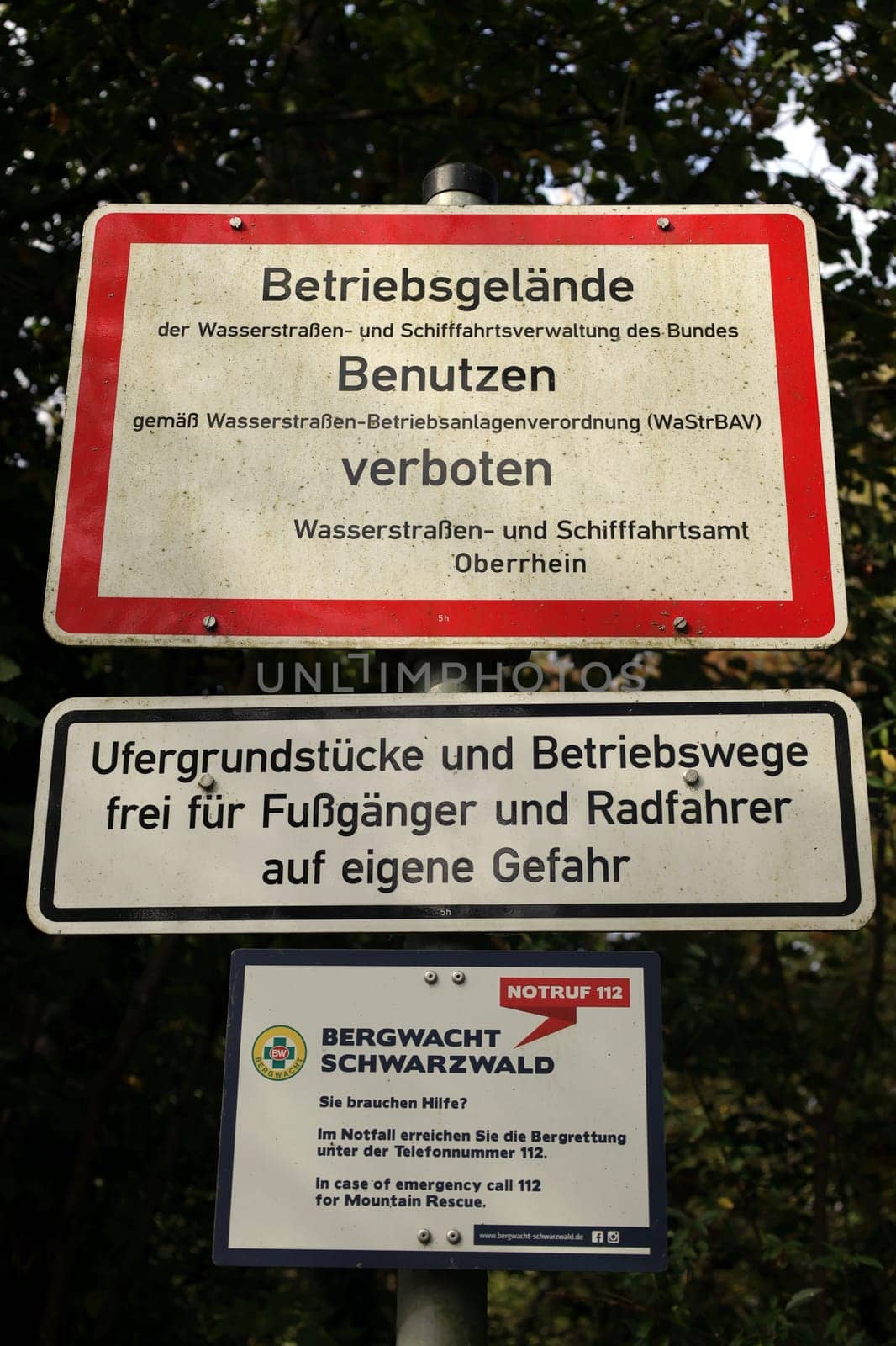 Signs on the banks of the Isteiner Schwellen  Autumn atmosphere at the Isteiner Schwellen on the Rhine near Efringen-Kirchen (Lörrach district). In bright sunshine,numerous excursionists from Germany and abroad took advantage of the beautiful late summer weather on Sunday to take a trip to the Rhine.