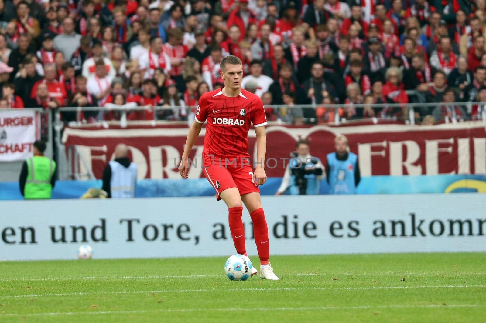 Matthias Ginter (SC Freiburg) at the match of the 1st FBL: 24-25: 1st FBL: 24-25: 7th Sptg. SC Freiburg - FC Augsburg  DFL REGULATIONS PROHIBIT ANY USE OF PHOTOGRAPHS AS IMAGE SEQUENCES AND/OR QUASI-VIDEONann  Photo: Joachim Hahne/johapress