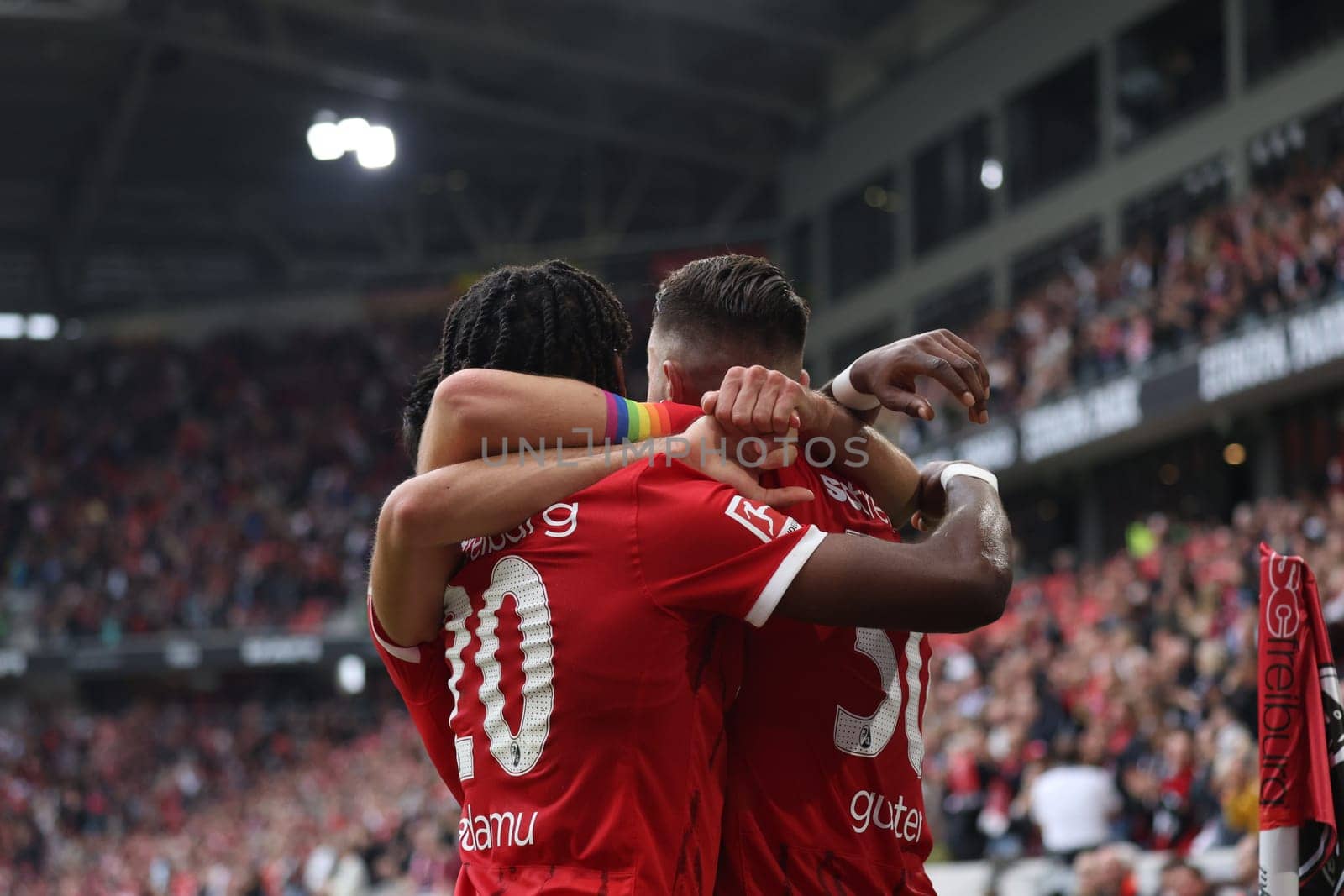 Be embraced: Junior Adamu (SC Freiburg) celebrates Christian Günter (SC Freiburg) after his goal to make it 3-0 at half-time in the 1st FBL match: 24-25: 1st FBL: 24-25: 7th Sptg. SC Freiburg - FC Augsburg  DFL REGULATIONS PROHIBIT ANY USE OF PHOTOGRAPHS AS IMAGE SEQUENCES AND/OR QUASI-VIDEONann  Photo: Joachim Hahne/johapress