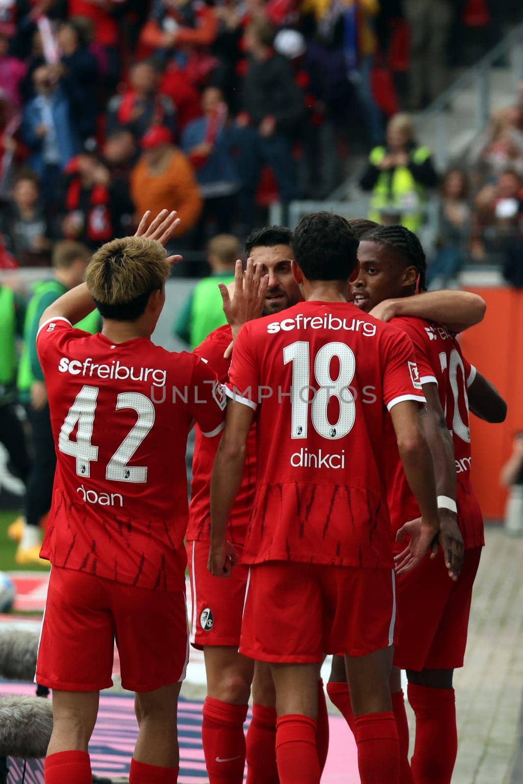 Ritsu Dōan (SC Freiburg) and Eren Sami Dinkçi (SC Freiburg) congratulate Vincenzo Grifo (SC Freiburg) on his goal to make it 1-0 for Freiburg in the 1st FBL match: 24-25: 1st FBL: 24-25: 7th Sptg. SC Freiburg - FC Augsburg  DFL REGULATIONS PROHIBIT ANY USE OF PHOTOGRAPHS AS IMAGE SEQUENCES AND/OR QUASI-VIDEONann  Photo: Joachim Hahne/johapress