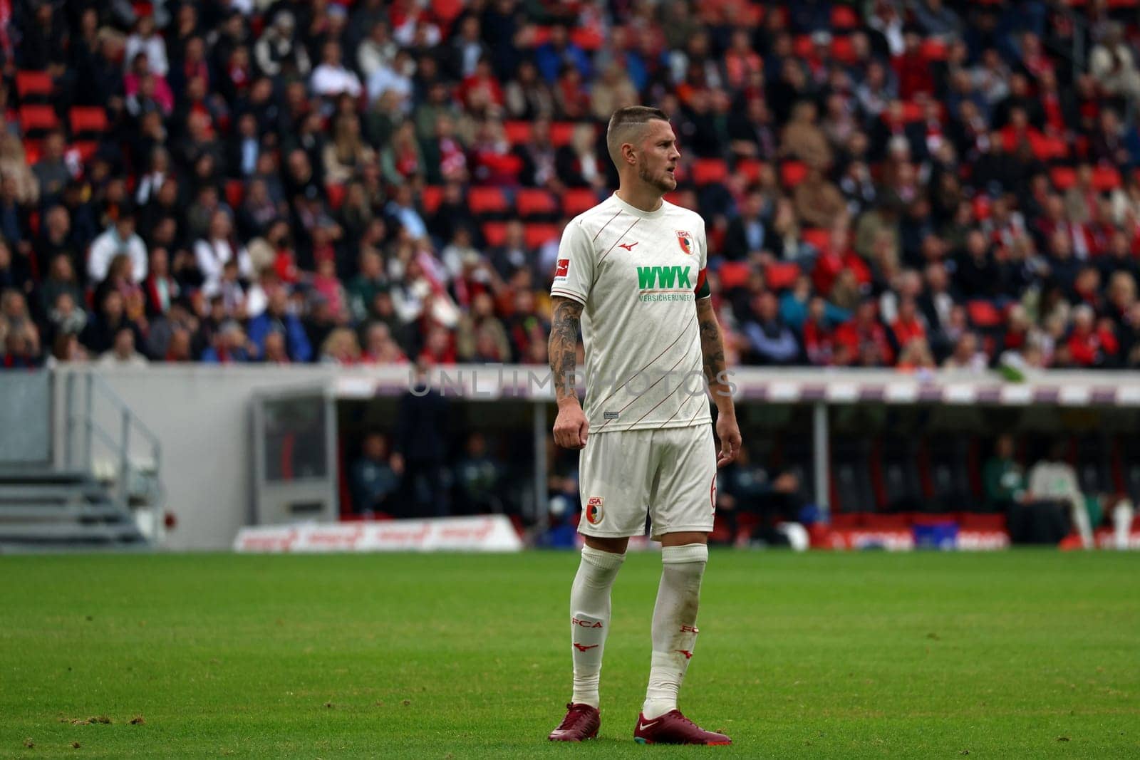 Jeffrey Gouweleeuw (FC Augsburg) at the match of the 1st FBL: 24-25: 1st FBL: 24-25: 7th Sptg. SC Freiburg - FC Augsburg  DFL REGULATIONS PROHIBIT ANY USE OF PHOTOGRAPHS AS IMAGE SEQUENCES AND/OR QUASI-VIDEONann  Photo: Joachim Hahne/johapress