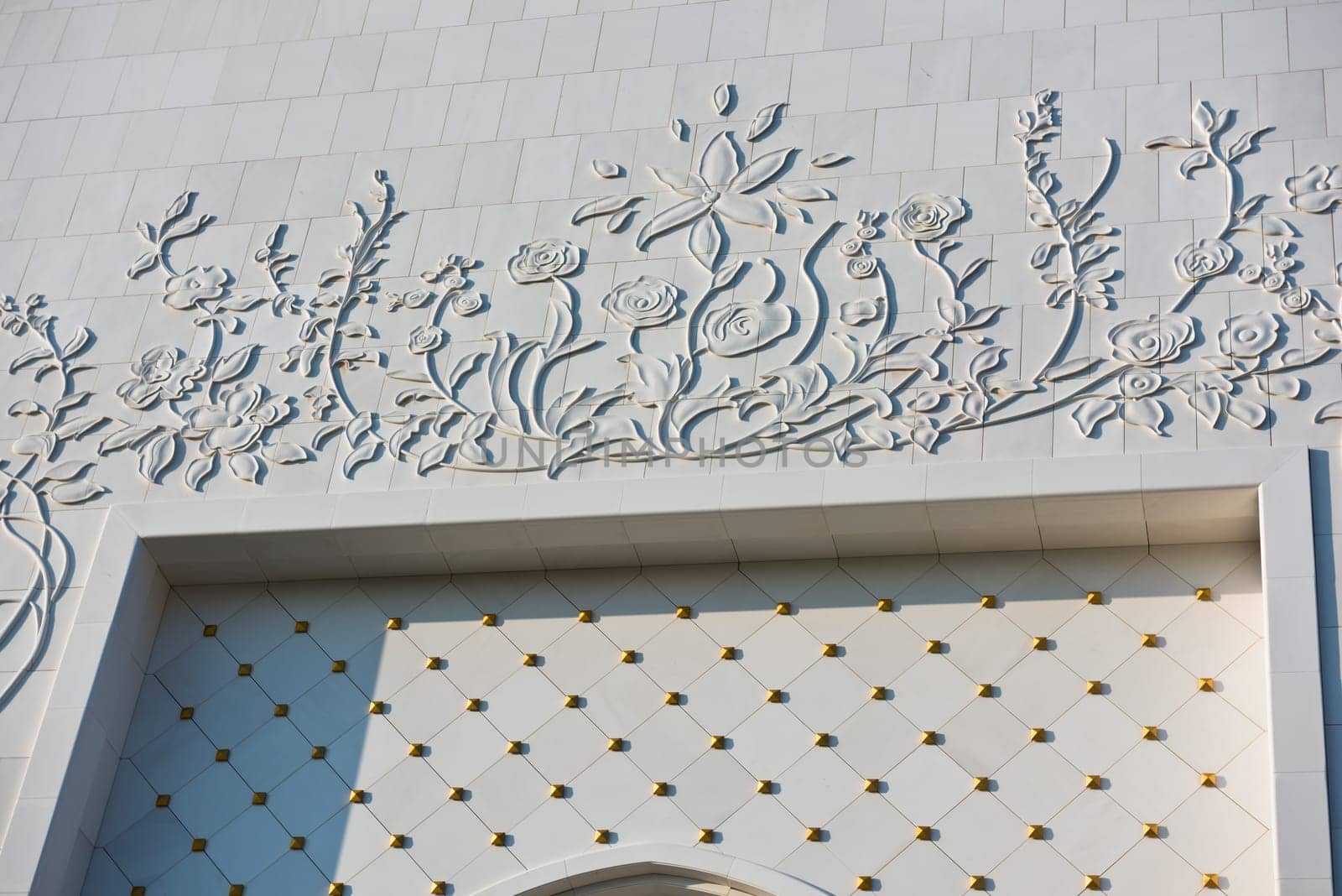 Details of famous Sheikh Zayed White Mosque in Abu Dhabi, UAE