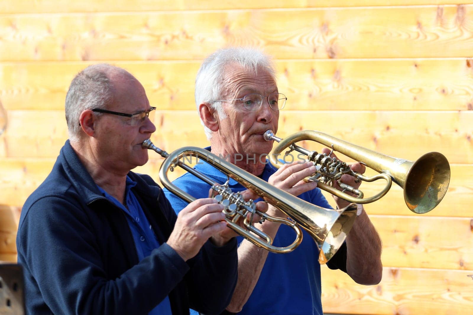 The musicians Franz-Richard Winterhalder and Meinrad Hofmeier (sen) musically framed the Ecumenical service in the Adler Ski Stadium at the open day at SC Hinterzarten