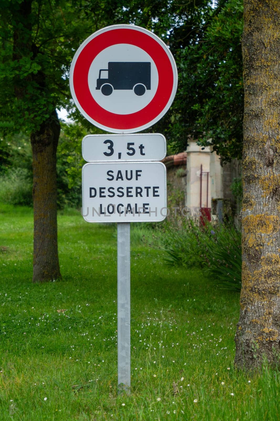 A sign with a red circle and white border that says 3.5 st. Sauf dessert local