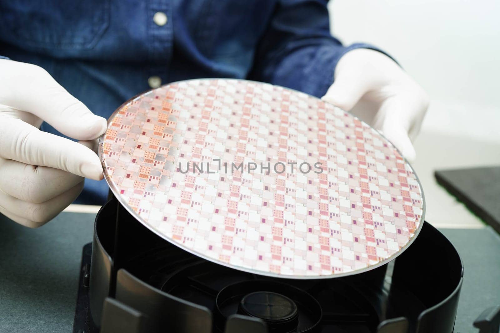 Silicon wafer for manufacturing semiconductor of integrated circuit.