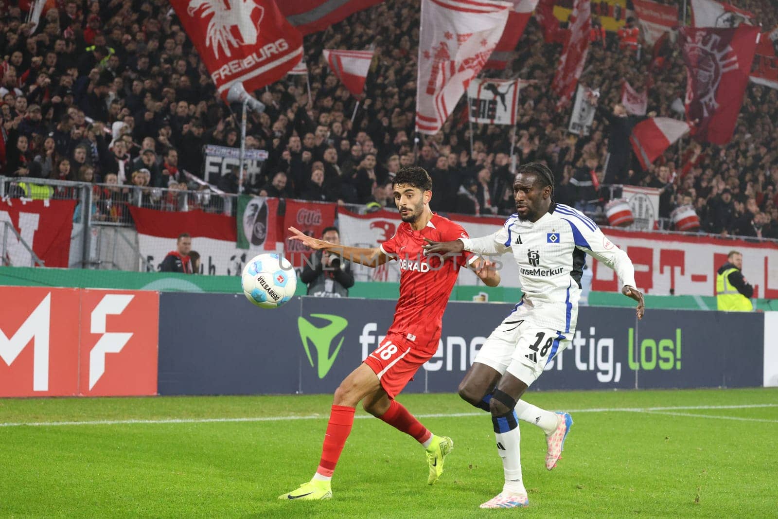 Duel on the sidelines with Eren Sami Dinkçi (SC Freiburg) and Bakery Jatta (Hamburger SV / HSV) in the match of the 1st FBL: 24-25: 1st FBL: 24-25: 5th Sptg. SC Freiburg - FC St. Pauli  DFL REGULATIONS PROHIBIT ANY USE OF PHOTOGRAPHS AS IMAGE SEQUENCES AND/OR QUASI-VIDEONann  Photo: Joachim Hahne/johapress