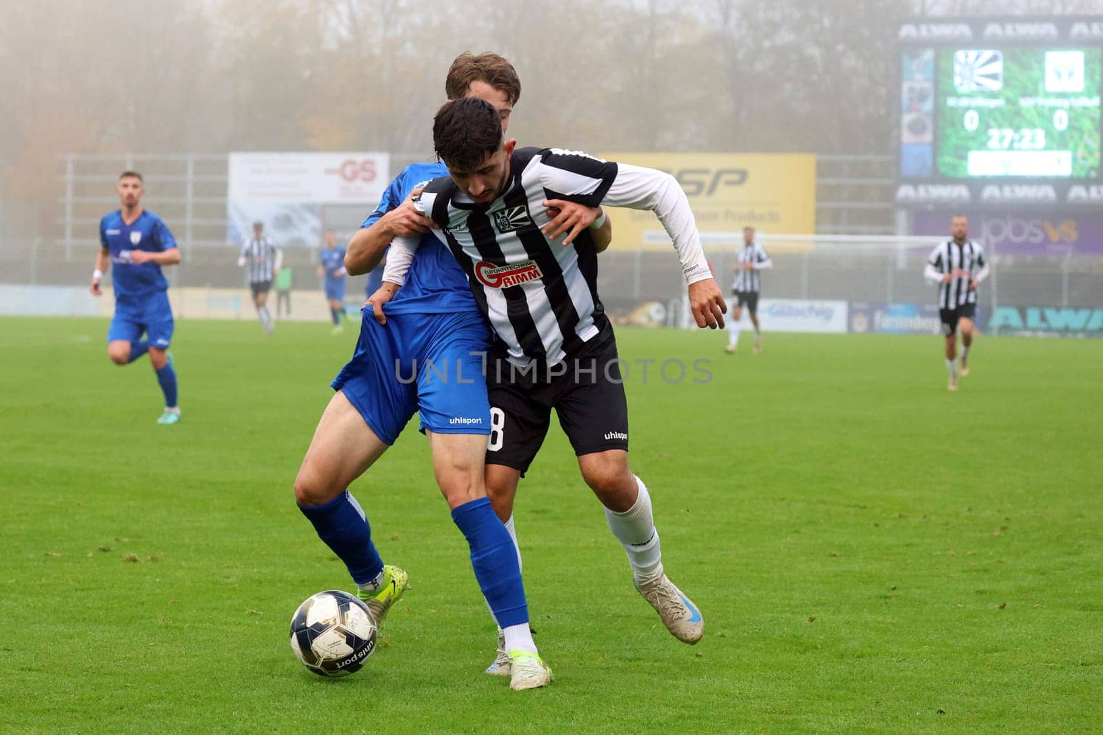 Clinging and holding: Samet Yilmaz (FC 08 Villingen) in a duel with Tarnat Niklas (Freiberg) in the 1st FBL match: 24-25: 1st FBL: 24-25: 5th Sptg. SC Freiburg - FC St. Pauli  DFL REGULATIONS PROHIBIT ANY USE OF PHOTOGRAPHS AS IMAGE SEQUENCES AND/OR QUASI-VIDEONann  Photo: Joachim Hahne/johapress
