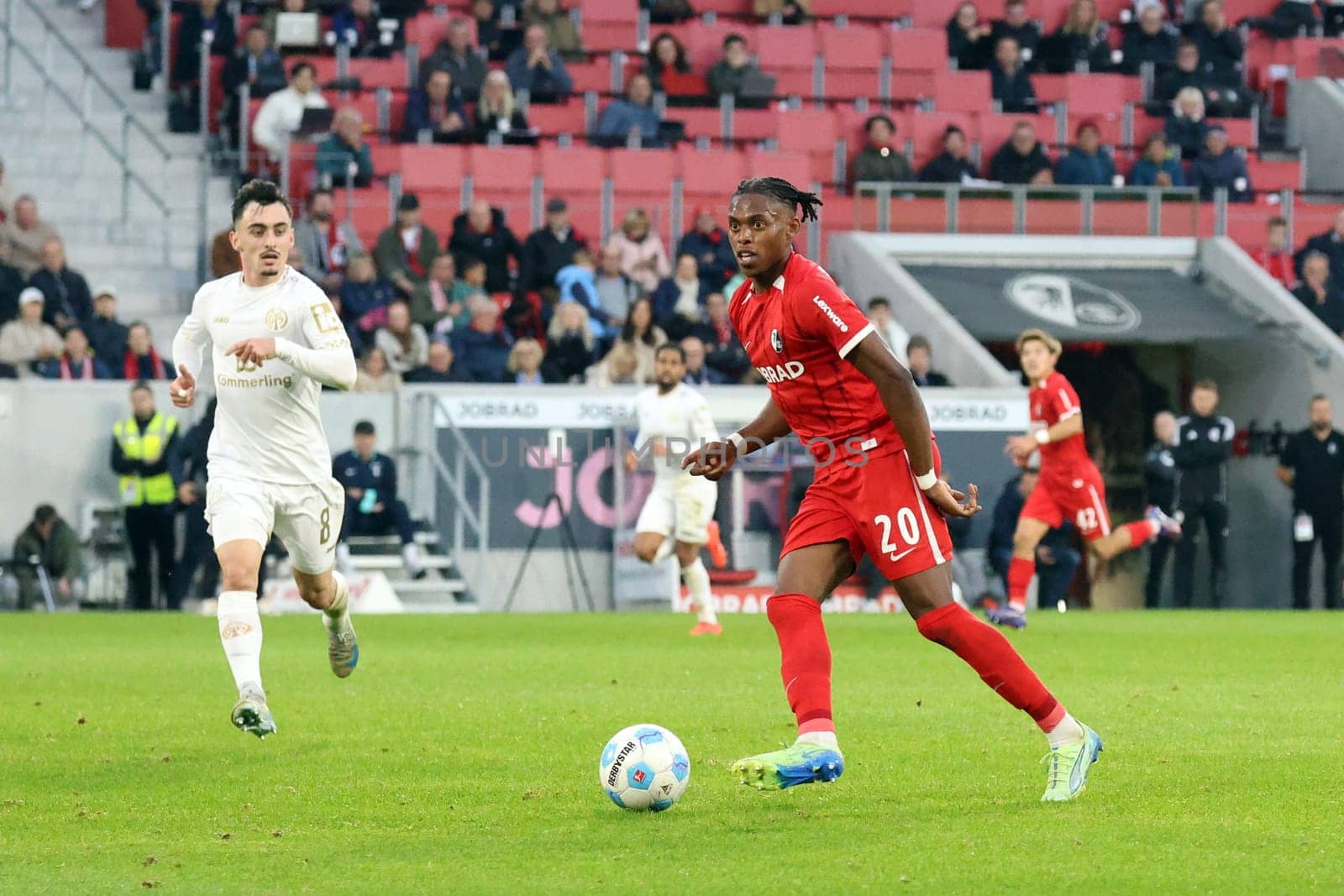 Weak performance: Junior Adamu (SC Freiburg) at the match of the 1st FBL: 24-25: 1st FBL: 24-25: 9th Sptg. SC Freiburg - FSV Mainz 05  DFL REGULATIONS PROHIBIT ANY USE OF PHOTOGRAPHS AS IMAGE SEQUENCES AND/OR QUASI-VIDEONann  Photo: Joachim Hahne/johapress