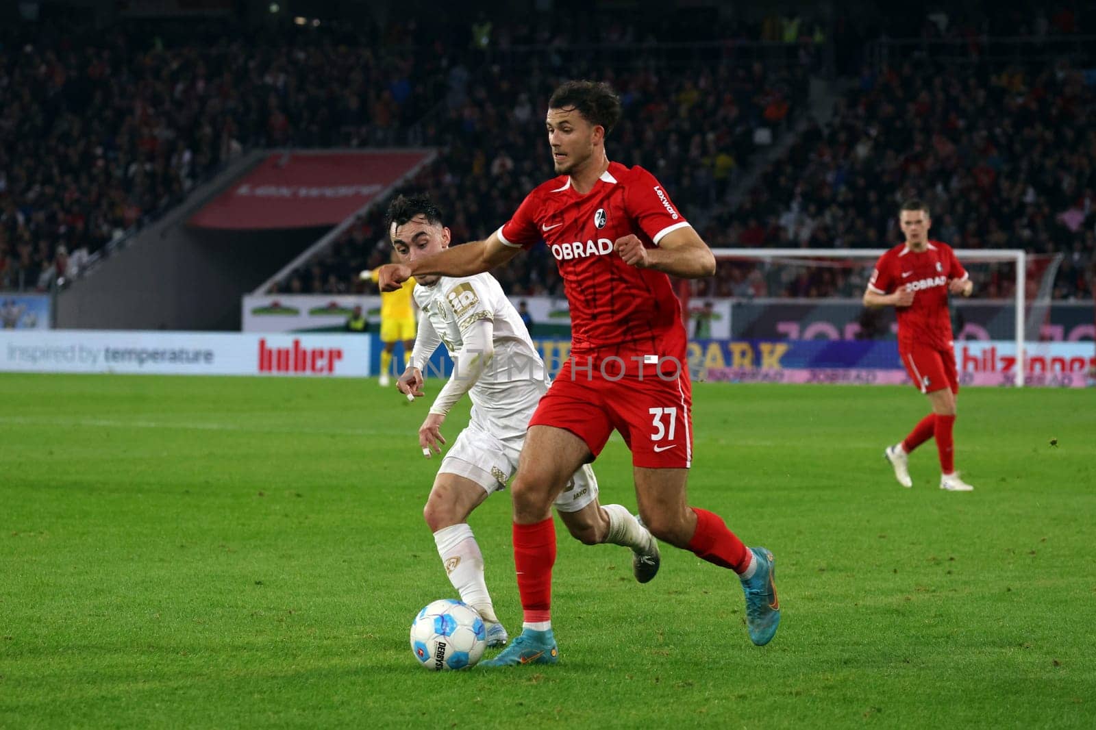 Max Rosenfelder (SC Freiburg) passes his opponent Paul Nebel with momentum in the match of the 1st FBL: 24-25: 1st FBL: 24-25: 9th Sptg. SC Freiburg - FSV Mainz 05  DFL REGULATIONS PROHIBIT ANY USE OF PHOTOGRAPHS AS IMAGE SEQUENCES AND/OR QUASI-VIDEONann  Photo: Joachim Hahne/johapress
