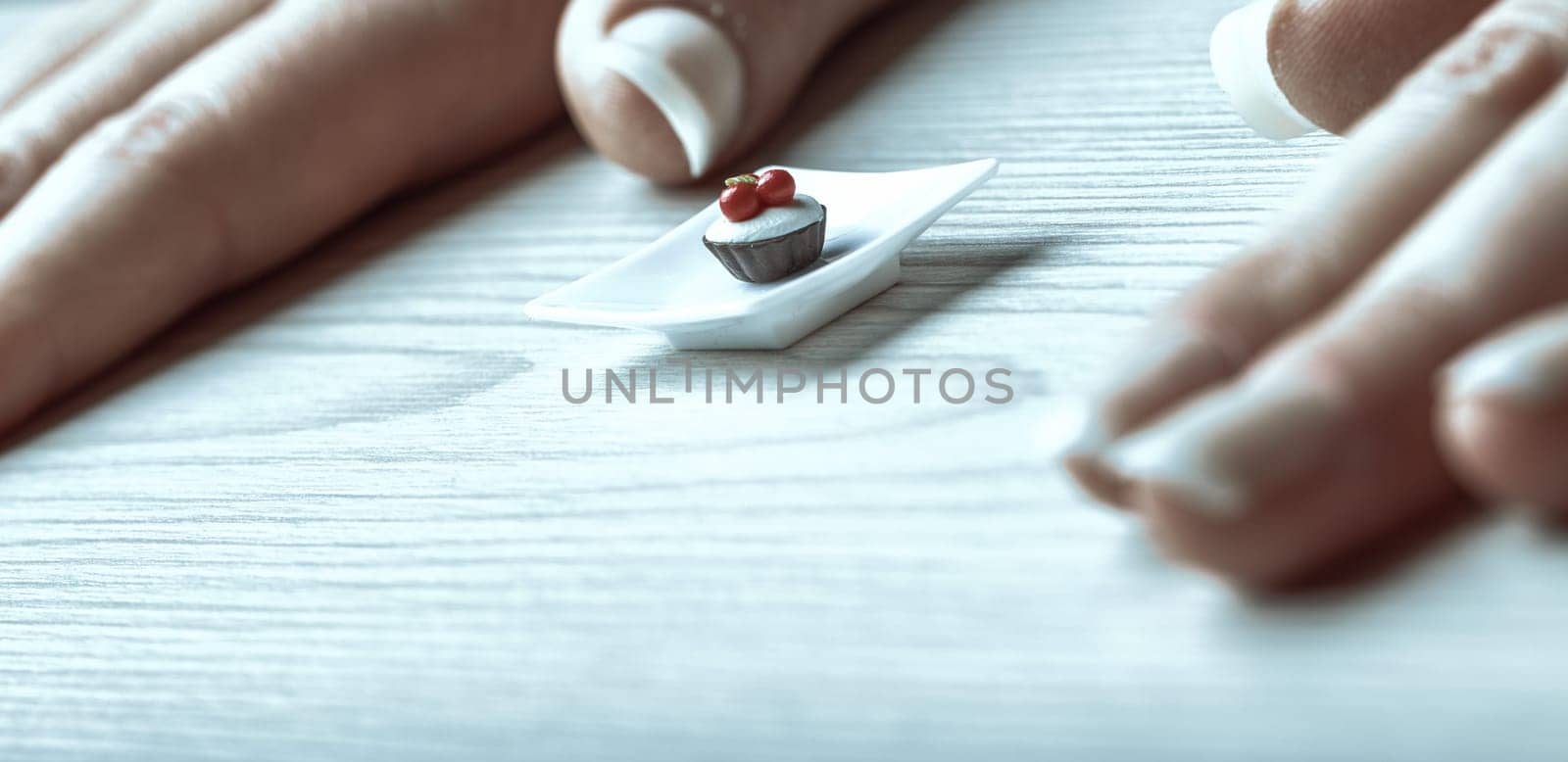 single tiny dessert portion illustrates the frustration and discipline required in dieting, highlighting the struggle to indulge in sweets while maintaining nutritional balance