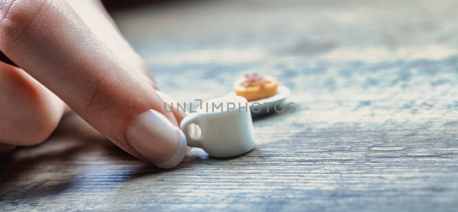breakfast portions highlight the challenge of dietary, sugar, lactose, and gluten limitations, combined with cost and time pressures. This scene emphasizes the incompleteness of restricted morning mea
