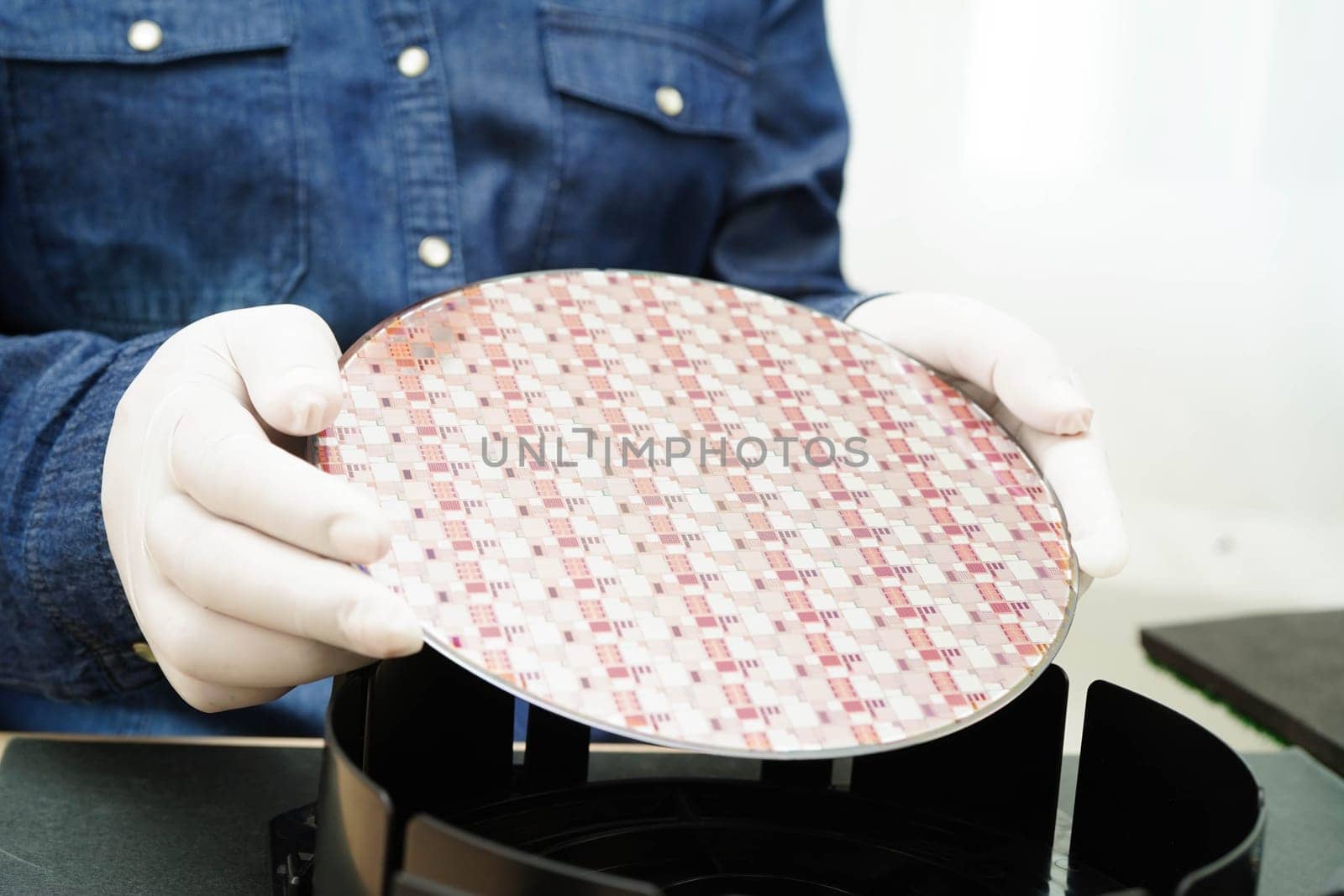 Silicon wafer for manufacturing semiconductor of integrated circuit.
