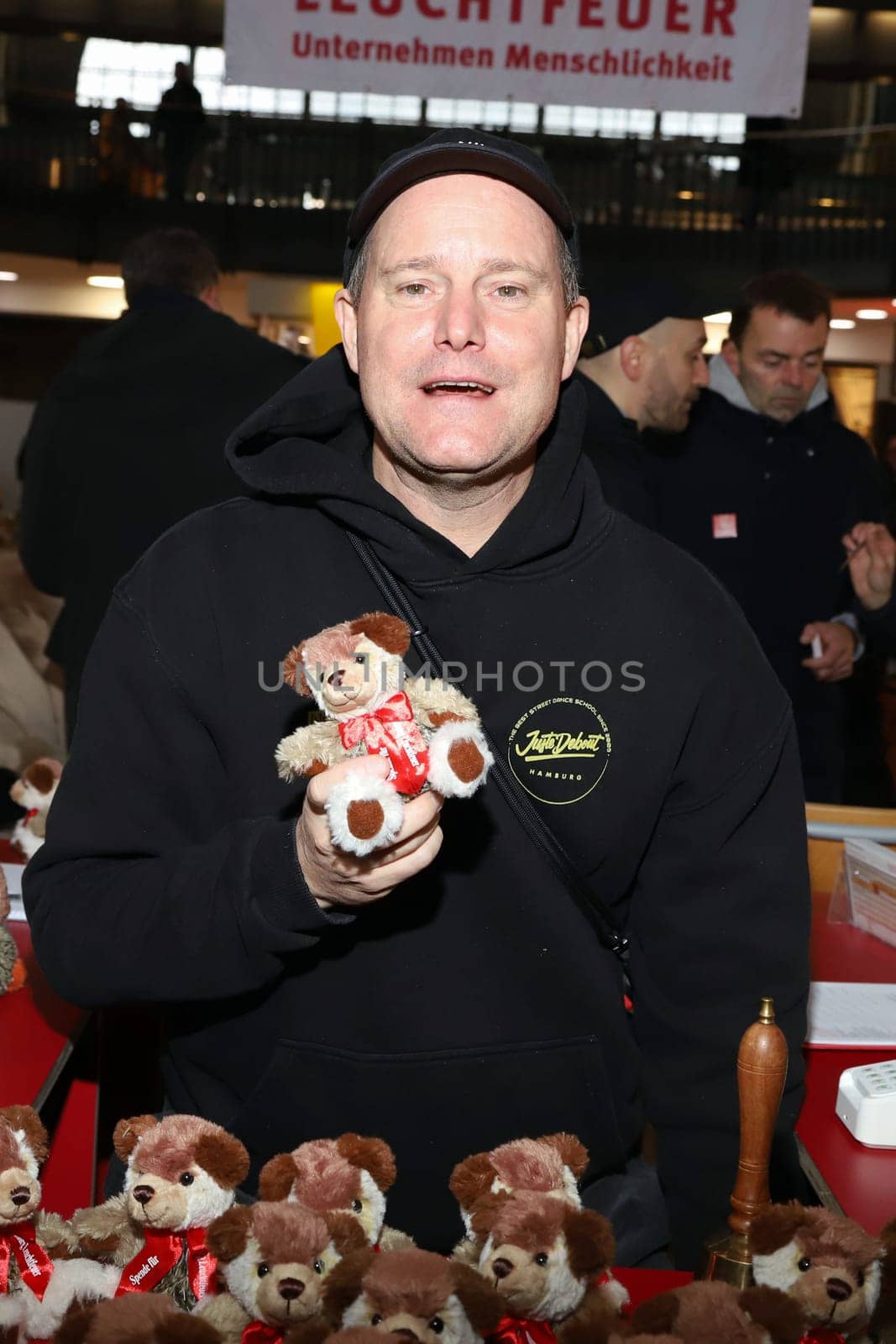 Oke Goettlich,Start of the Leuchtfeuer Teddy Bears Charity,Central Station,Hamburg,14.11.2024