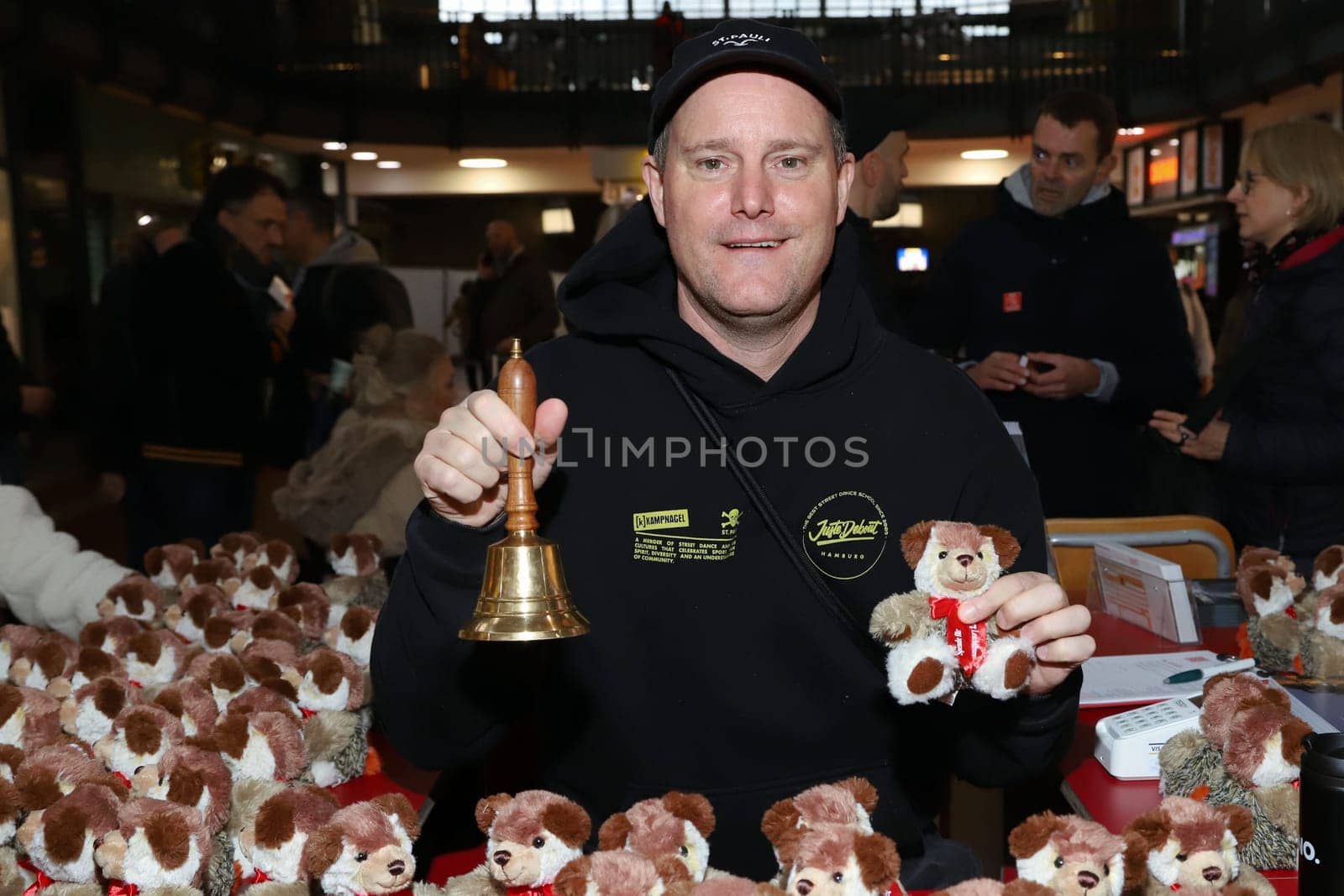 Oke Goettlich,Start of the Leuchtfeuer Teddy Bears Charity,Central Station,Hamburg,14.11.2024
