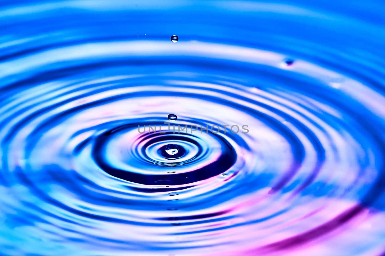 a drop of water falling into the water and creating waves. High quality photo