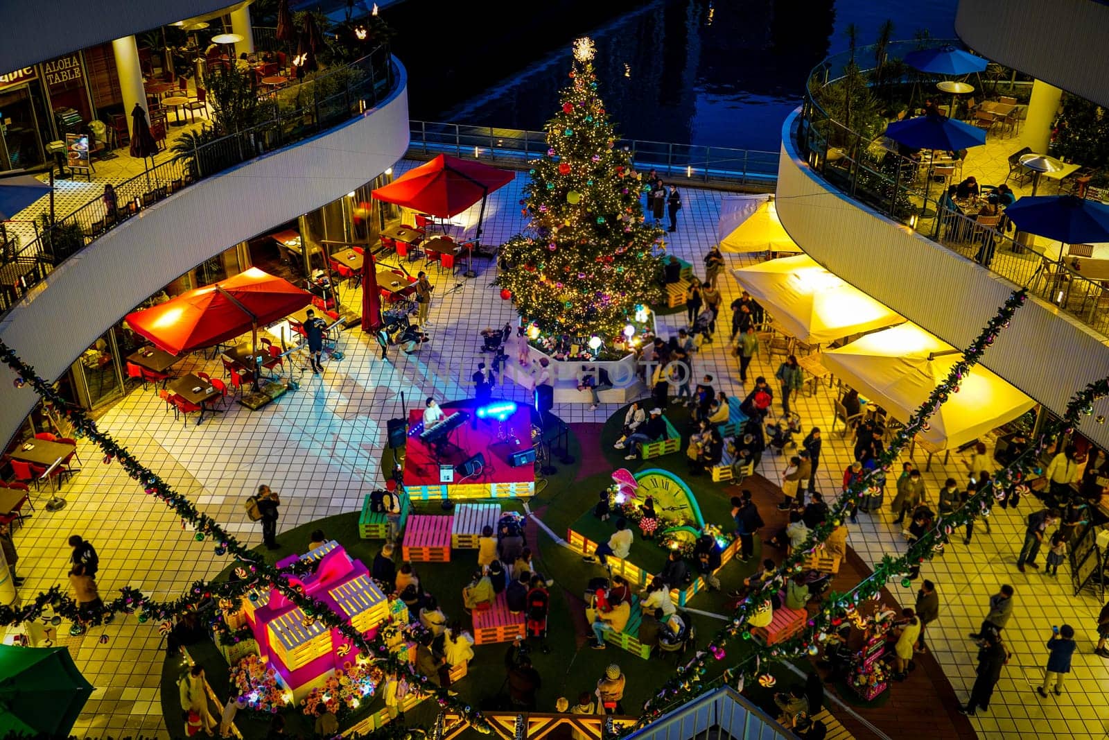 Christmas market at night. Shooting Location: Kanagawa Ward, Yokohama City