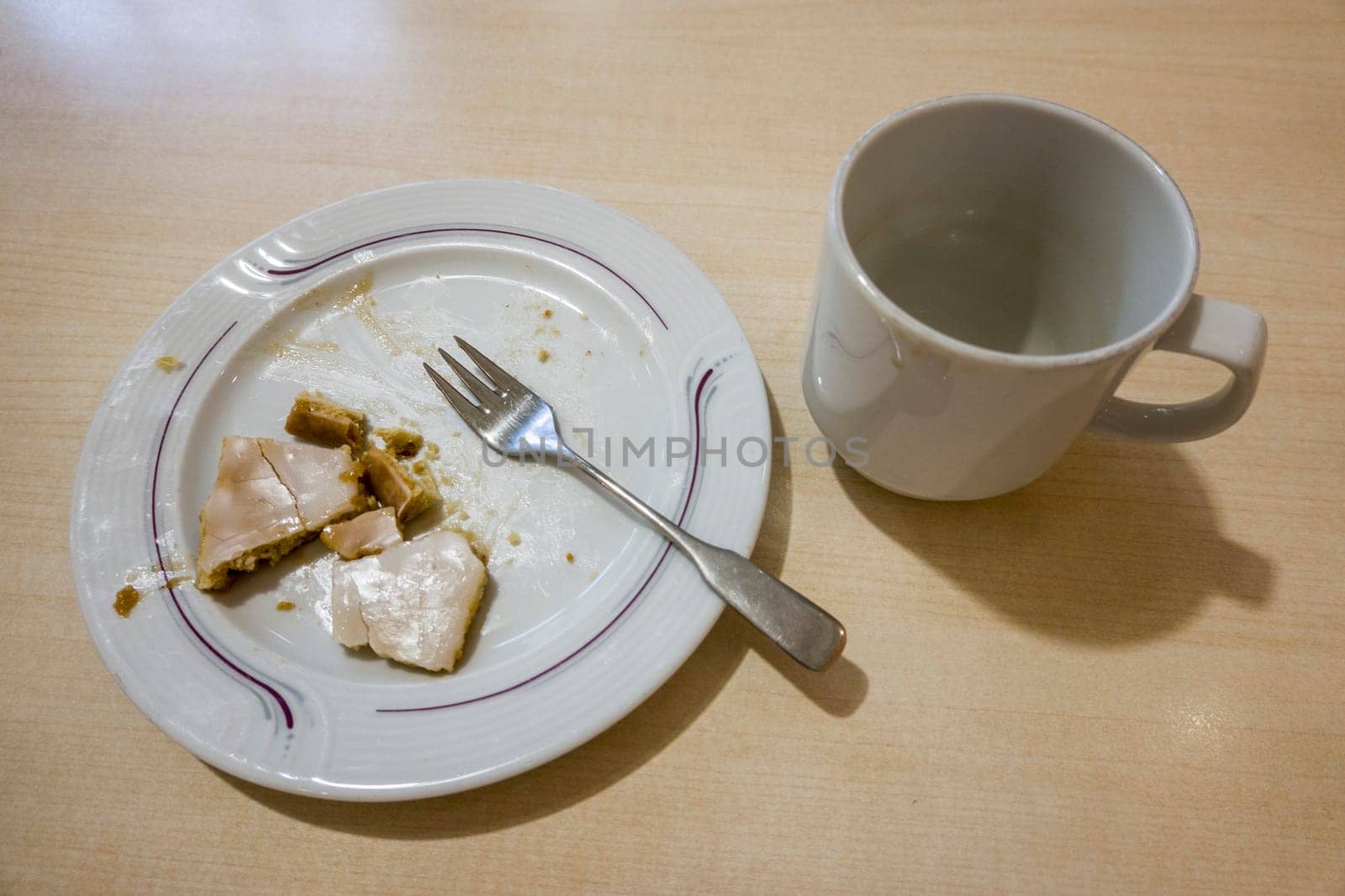 gedeckter Apfelkuchen und Tasse Kaffee