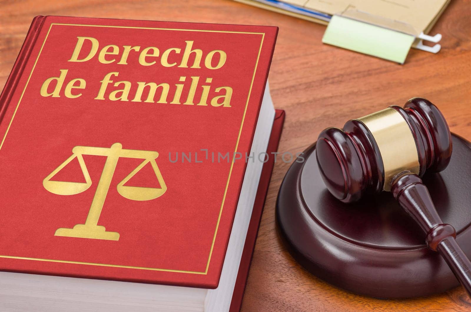 A law book with a gavel - Family law in spanish
