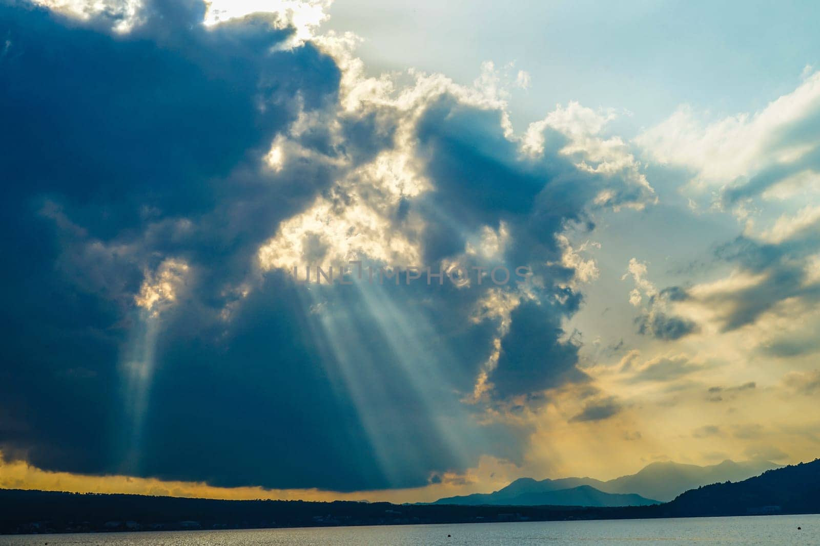 Dusk landscape of Lake Yamanaka. Shooting Location: Yamanashi Prefecture Yamanaka Village