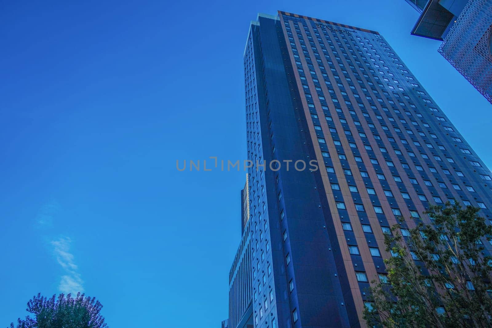 Contrast between the building exterior and the sky. Shooting Location: Shinjuku Ward, Tokyo