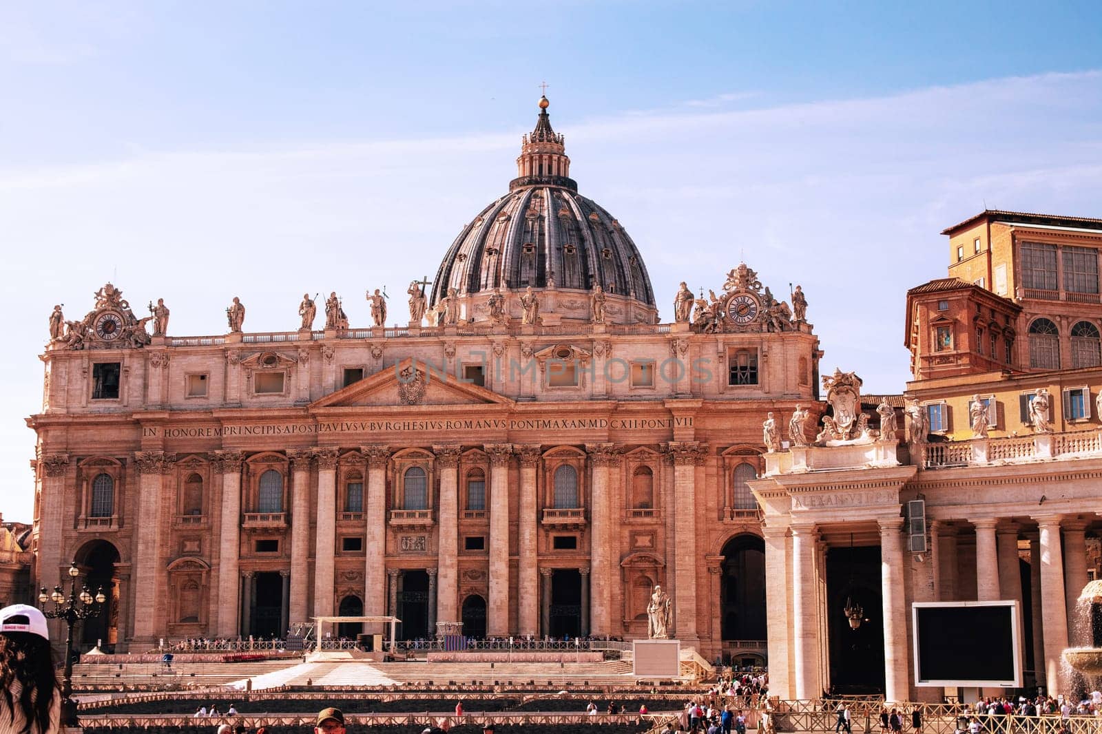 Vatican city, Rom, St. Peter's Square Oct 14, 2022. People in Saint Peters square in front of Saint Peters Basilica church (San Pietro) at the Vatican in Rome.