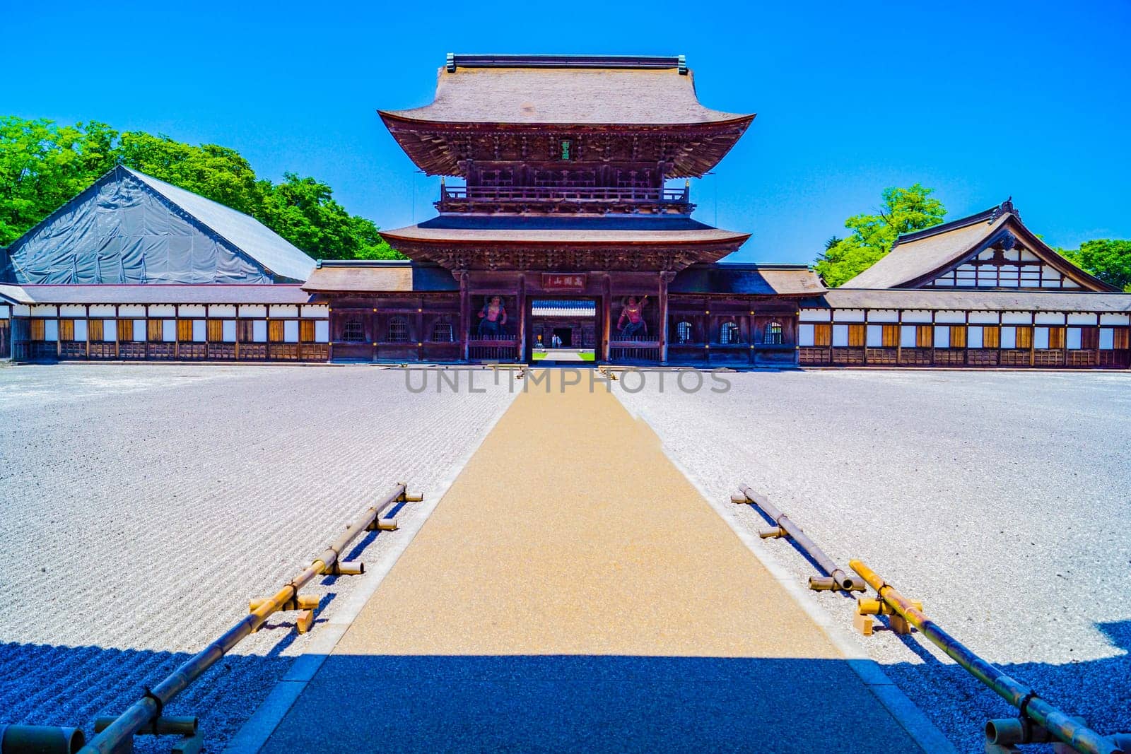 The elegant corridor of the temple. Shooting Location: Niigata Prefecture