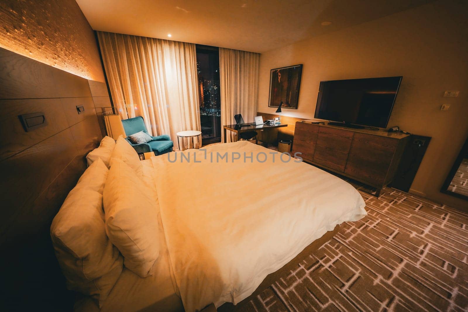 A hotel room where you can feel the warmth of wood. Shooting Location: melbourne