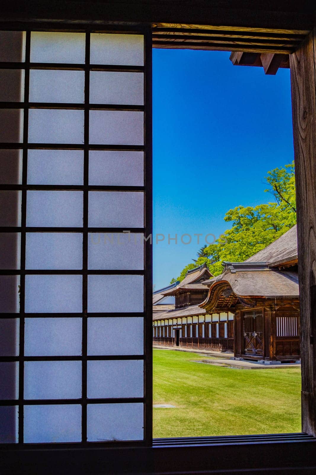 View through the window of the Japanese garden. Shooting Location: Niigata Prefecture