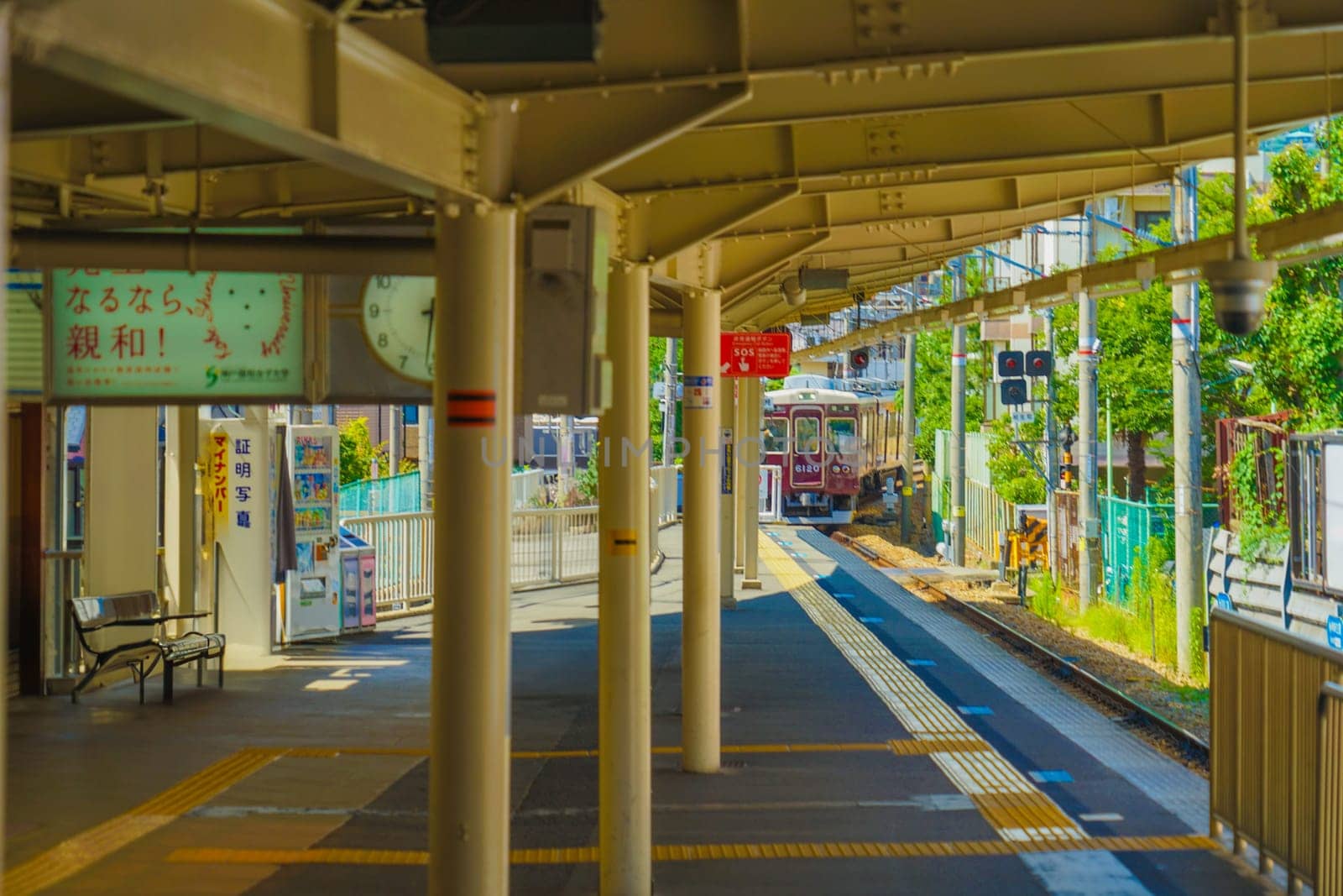 Scenery of the platform where you can see the train. Shooting Location: Kobe City, Hyogo Prefecture
