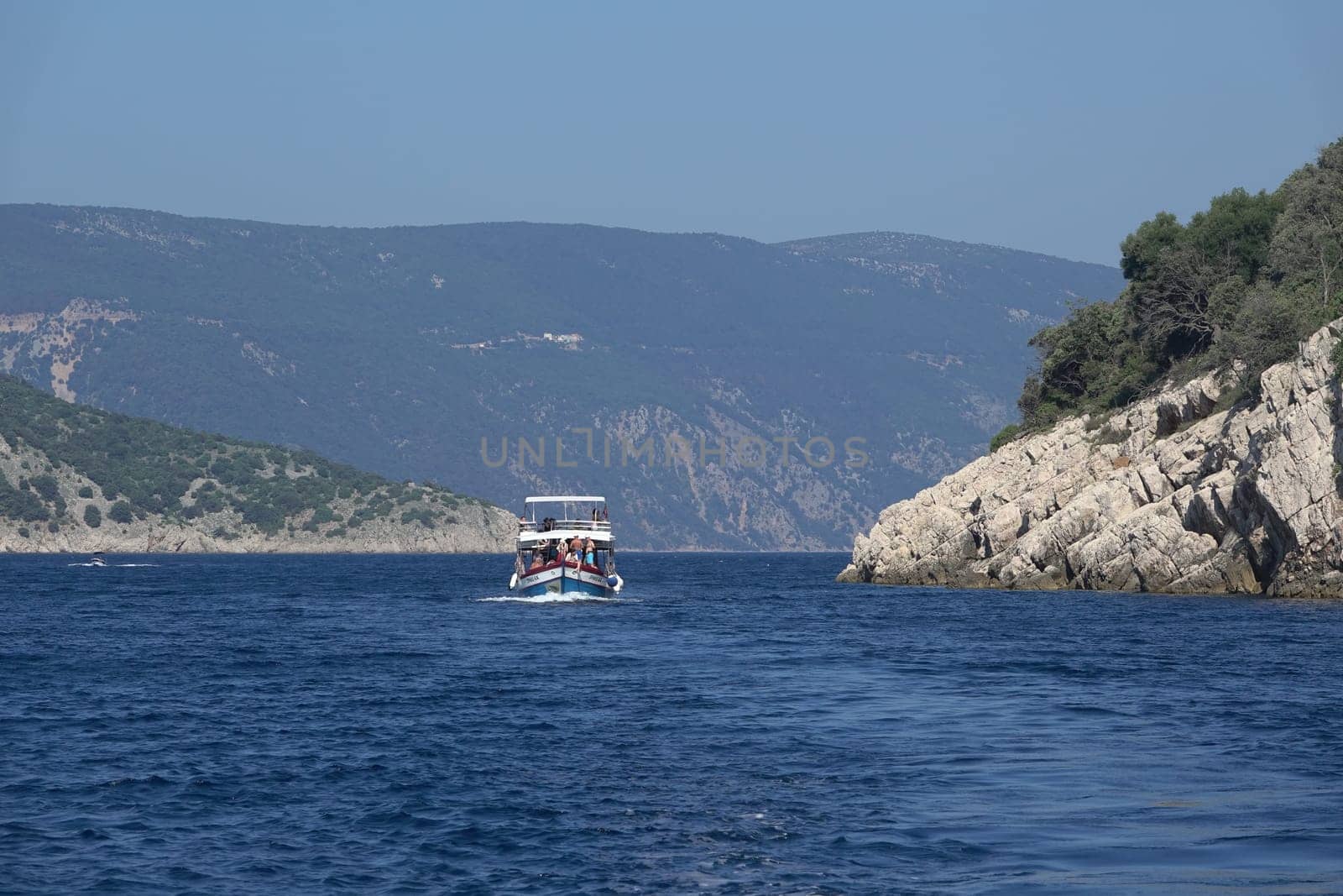 Schiff an der Kueste von Plavnik bei Krk