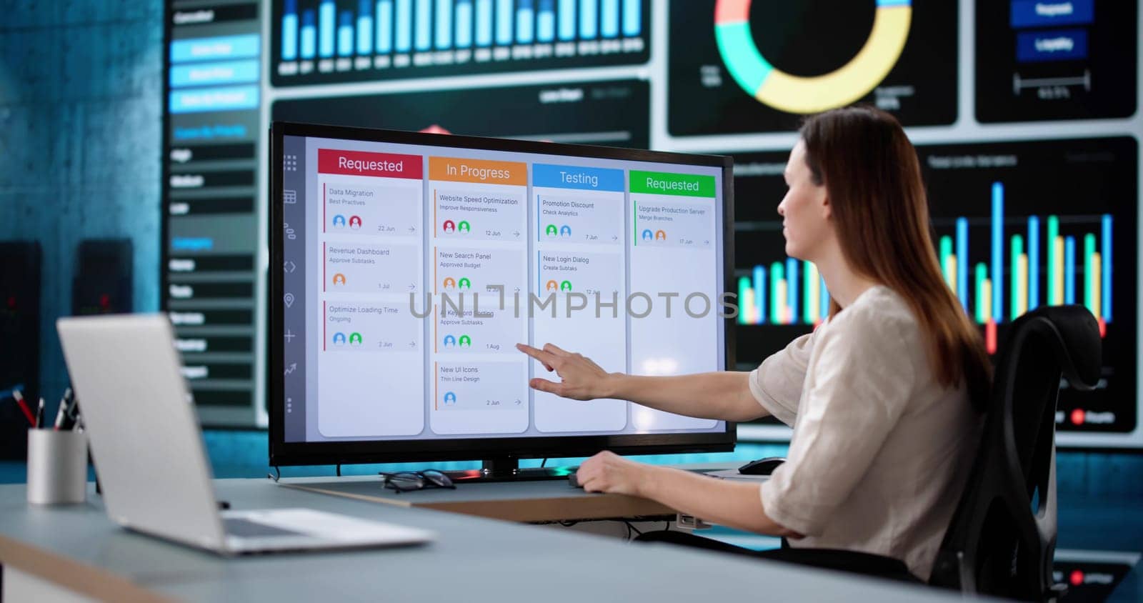 Corporate woman utilizes Kanban software to manage project schedules effectively.