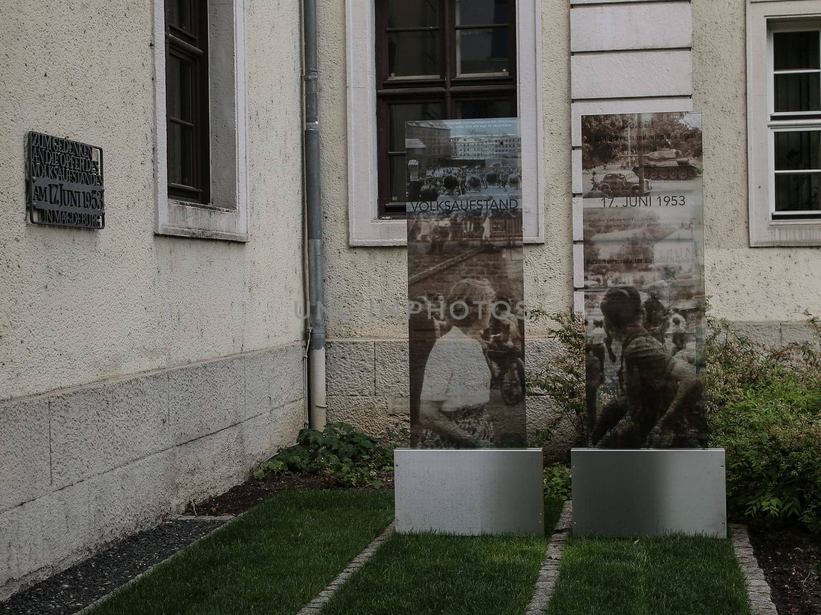 Erinnerungstafel und 2 Gedenkstelen zur Erinnerung an den DDR-Volksaufstand 17.06.1953 vor dem Innenministerium in Magdeburg